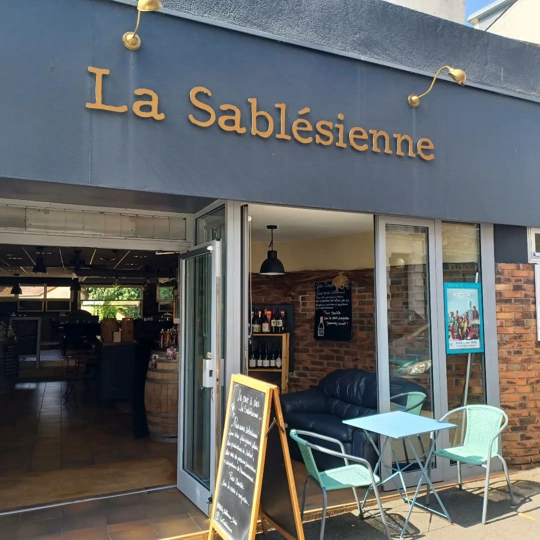 À Vendre - Pizzeria Caviste
Située en plein centre-ville de sablé-sur-Sarthe.
Capacité actuelle de 60 couverts (possibilité d'extension à 80 couverts).

Spécialités : Pizzas artisanales et burgers gourmands, accompagnés d'une sélection de vins raffinés grâce à une cave aménagée.

Atouts :

Emplacement de choix.

Fermeture 3 jours par semaine.

5 semaines de vacances annuelles.

Fort potentiel de développement.


Une opportunité rare pour les passionnés de restauration.

Pour plus d'informations, contactez-nous dès maintenant.