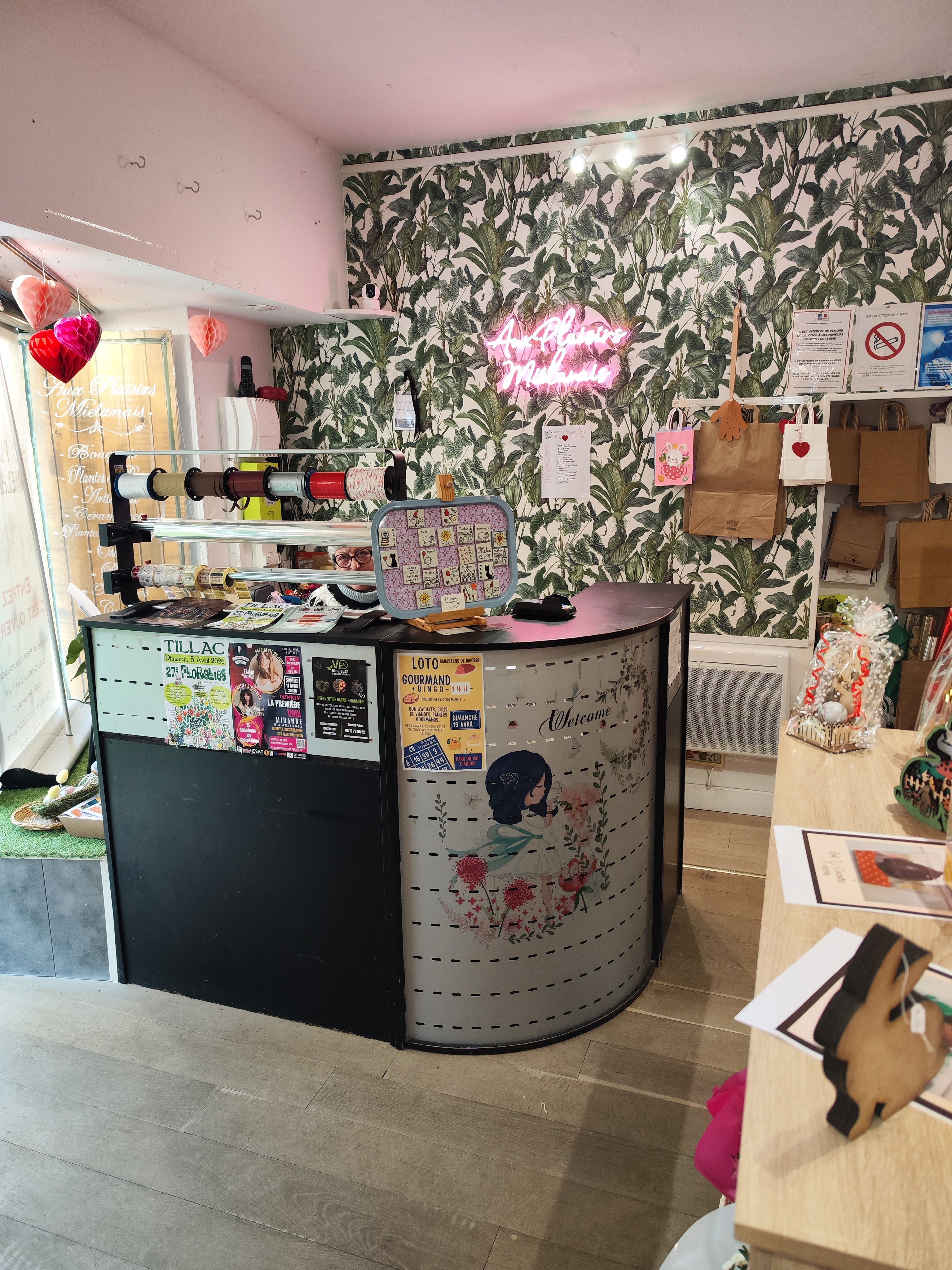 🌺 Boutique de fleurs & artisans créateurs 🌺
📍GERS ~  Miélan (32170) 
✨ Emplacement n°1 ~ AUCUNE CONCURRENCE✨

Après avoir fait évoluer la boutique exactement comme je le souhaitais — clientèle fidèle, réseaux sociaux très actifs et même une reconnaissance par le guide Petit Futé — il est temps pour moi de laisser place à de nouveaux projets ! 😉

✨ Présentation de l’activité :
Boutique chaleureuse et reconnue, un concept unique alliant :
🌸 Fleurs fraîches et plantes en pot
🎨 Environ 50 artisans créateurs en dépôt-vente (qui paie un loyer pour l'emplacement)
🧺 Une vingtaine de producteurs locaux (produits alimentaires)
🎣 Vente de cartes de pêche 
🧵 Présence d’une couturière une fois tous les 15 jours

~ La boutique bénéficie d’une clientèle fidèle composée principalement de particuliers de Miélan et des communes alentours.
~ Grâce au site internet, l’activité florale attire également une clientèle extérieure.
~ Environ 20 mairies font régulièrement confiance à la boutique pour les cérémonies et commémorations.

✨ Description du local :
* Surface d’environ 75 m²
* Bureau séparé pouvant servir :
-- d’espace boutique
-- de bureau administratif
-- ou d’atelier de fleuriste

~ Mobilier d’exposition récent (2021 à 2025), en très bon état
~ Logiciel de caisse inclus (ordinateur + tablette Surface)
~ Système de vidéosurveillance
~ Stock de consommables et stock fleuristerie inclus dans le prix

✨ Emplacement :
📌 Situation idéale, juste à côté de la pharmacie, en plein centre du village.

À proximité immédiate :
* Mairie
* boulangerie-pâtisserie
* boucherie
* cave à vin
* Petit Casino
* bureau de tabac / PMU
* 1 salon esthétique 
* 2 salons de coiffure
* 1 onglerie 
* Maison de santé à venir, mais 4 médecins déjà en activité ; 2 kinés 

➡️ Fort passage et excellente visibilité.

✨ Potentiel de développement
Idéal pour :
~ un(e) fleuriste souhaitant développer l’activité florale
~ une personne recherchant un concept clé en main
~ possibilité d’élargir les horaires d’ouverture pour augmenter le chiffre d’affaires

✨ Accompagnement :
✔️ Accompagnement possible les premiers temps :
* fonctionnement du dépôt-vente
* prise en main de la caisse
* organisation et gestion quotidienne

💰 Prix du fonds de commerce : 15 000 € 
🏩 Loyer mensuel : 400€