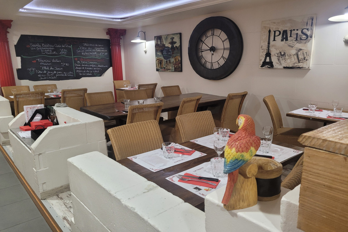 Vend fond de commerce pizzeria grill,
affaire annuelle ouvert le midi lundi mardi jeudi vendredi samedi et le soir vendredi samedi et dimanche.
Prix de vente 180 000 euros net vendeur,
possibilité achat des murs
Eric Le Marchand
06 63 45 66 29