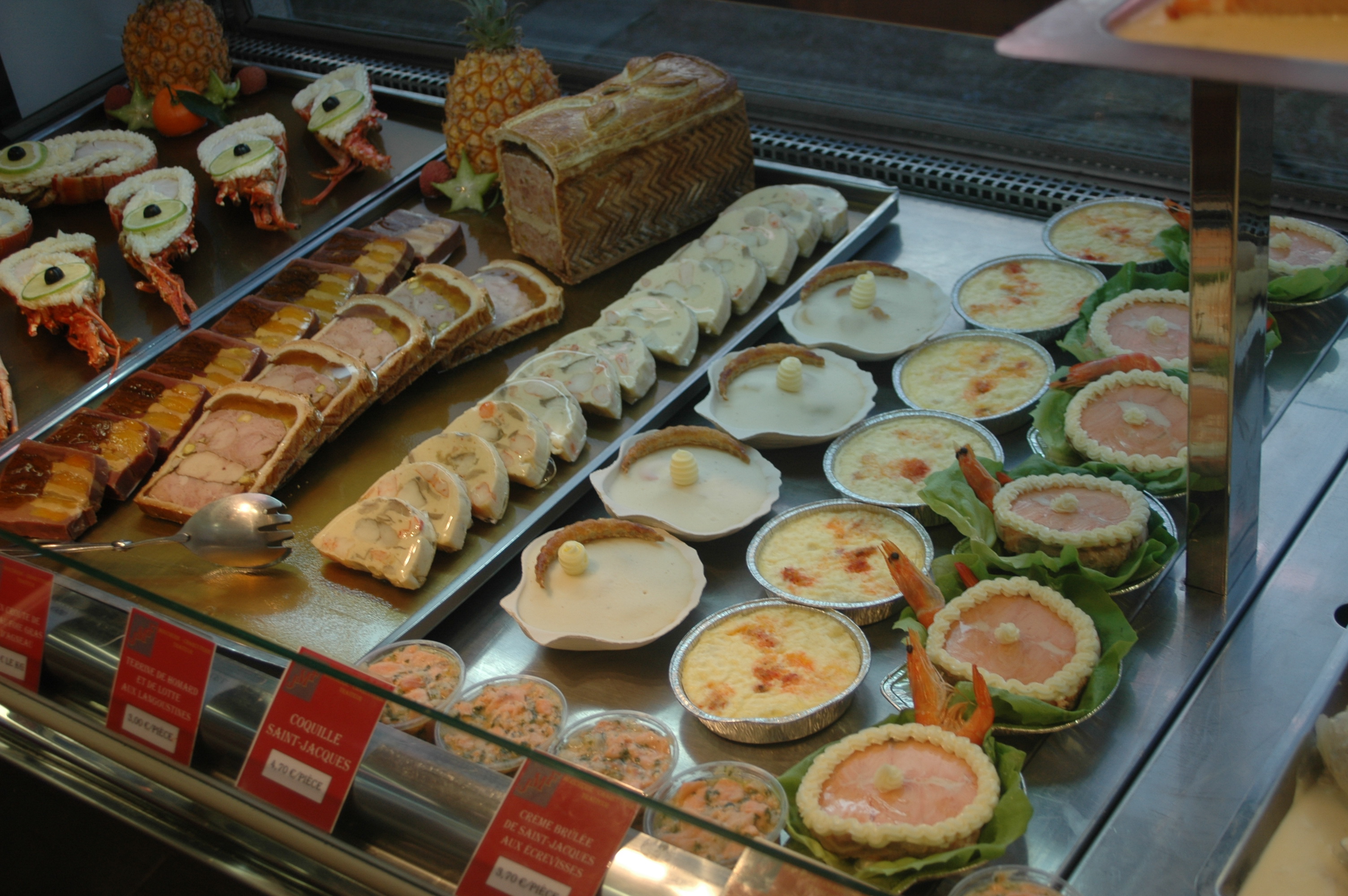 Pour raisons de santé Pas de Porte Boucherie-Charcuterie-Traiteur à vendre à Salies du Salat, enseigne bien connue, magasin et matériel en très bon état. Magasin refait entièrement en 2009. 1 labo boucherie avec 3 chambres froides, 1 labo Charcuterie et 1 labo traiteur avec 1 chambre froide. Vestiaires + Congélateur à l'étage. 300 m². Loyer 1500€. Possibilité d'acheter les murs.