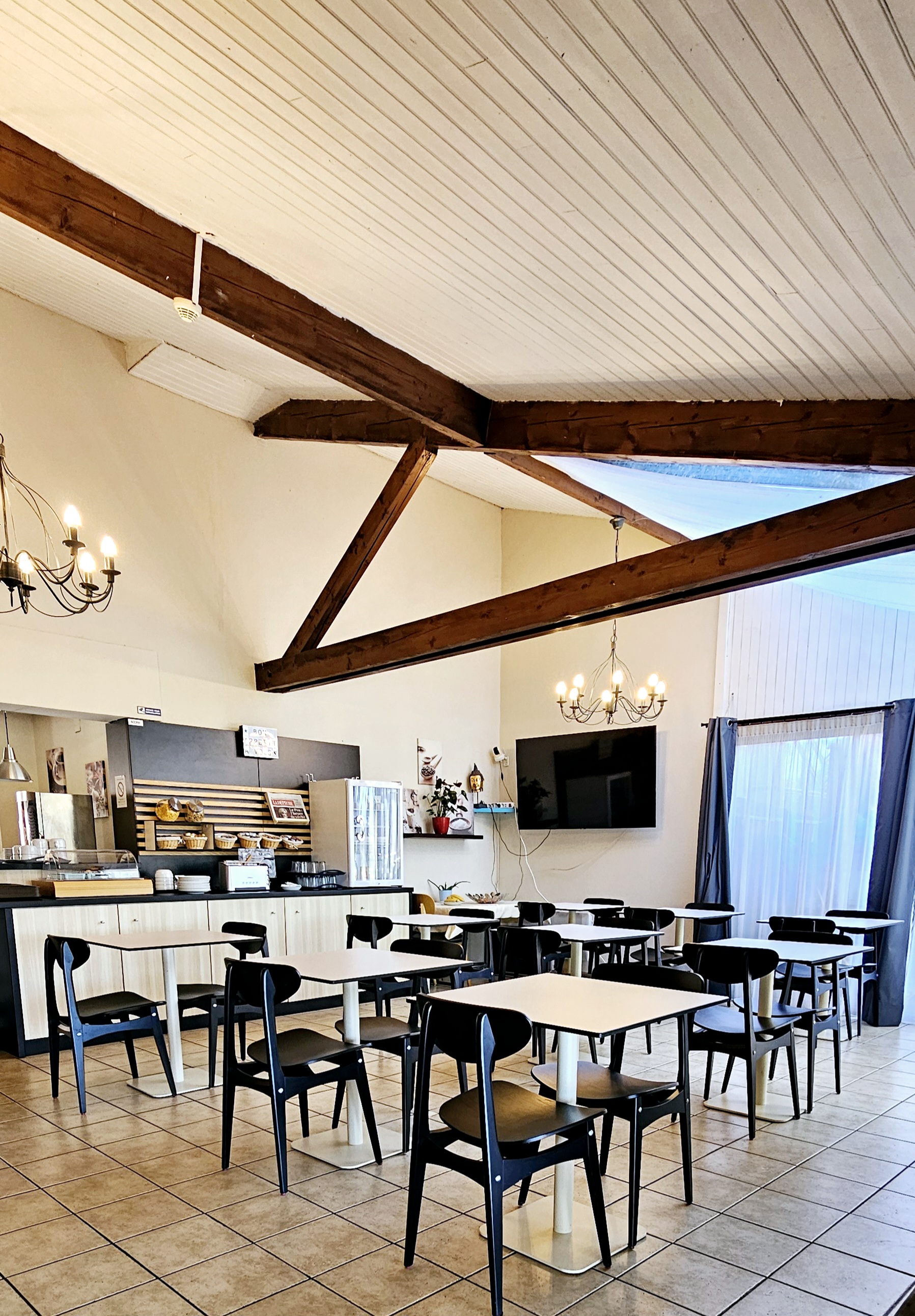 Pour des raisons de rapprochement familiale, nous avons décidé de céder notre hôtel restaurant de 21 chambres , à fort potentiel car c'est le seul établissement hôtelier de la ville, au calme situé dans un emplacement premium de 7000 m2 près d'un lac et de zones commerciales. 
le restaurant de 50/60 couverts  peut se transformer en salle de réunion privatisée.
la terrasse peut contenir40 couverts
Notre hôtel de 2 étoiles est à 20 minutes de Lavaur et de Gaillac, 35 minutes de castres et 50 minutes de Toulouse.
C'est un relais motards
licence 4
CA global :  340 K€
1 seule salariée étudiante BTS en réception à reprendre jusqu'en Aout 2027. 
MURS maison inclue : 500 K€
FOND: 150 K€
Idéal pour investisseurs, ce bien peut être transformé en appartements