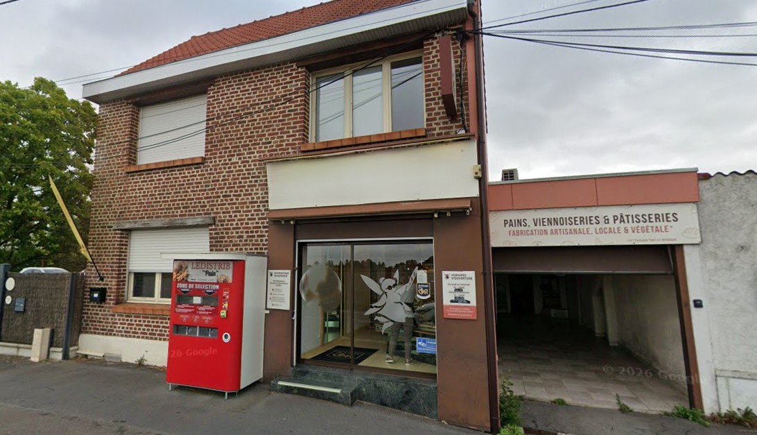 La municipalité de Bachy (au cœur de la Pévèle) recherche un repreneur dynamique pour son local commercial idéalement situé en bord de route départementale (environ 4 000 véhicules/jour), offrant une excellente visibilité.
Bien que la priorité soit donnée à une activité de boulangerie-pâtisserie (service essentiel attendu par la population), la commune reste ouverte à tout projet de commerce de bouche ou de service contribuant à la vie locale.
Descriptif
L’ensemble immobilier comprend un local commercial avec logement attenant :
Espace de vente (env. 18 m²)
• Vitrine
• Porte automatique
• Rayonnages et réfrigérateur
• Machine à couper le pain
• Climatisation
• Pas d’accès PMR
Laboratoire / Fournil
• Frigos professionnels
• Pétrin
• Four à fioul
• Espace de fabrication
Zones annexes
• Réserve
- Cave attenante au magasin
• Sanitaires
• Garage carrelé 2 voitures (**m²) avec porte motorisée donnant sur la route départementale
Extérieurs
• Jardin à l’arrière
• Possibilités de stationnement à proximité (devanture)

Logement attenant (accès direct par le commerce)
• Séjour avec insert à bois et cuisine équipée
• À l’étage : une grande chambre, une petite chambre et une salle de douche avec toilettes
• Combles aménagés
• Chauffage électrique
• Ensemble carrelé, en bon état

Localisation et environnement
Implantée au cœur de la Pévèle, la commune de Bachy (environ 2000 habitants) est idéalement située :
• à 6kms de Cysoing,
• à 10kms de Orchies,
Sa position frontalière avec la Belgique renforce encore son attractivité, en offrant un rayonnement transfrontalier et un flux régulier de clientèle.
Aujourd’hui, Bachy ne compte qu’un seul commerce de proximité, l’épicerie Chez Nanie, ce qui traduit une forte attente des habitants pour une offre commerciale complémentaire.
Les commerces et services environnants restent accessibles, tout en laissant une véritable opportunité d’implantation pour une activité appelée à devenir un commerce de référence dans le village. À titre d’exemple, les boulangeries les plus proches se situent à environ 10 minutes, une boucherie à 15 minutes et un traiteur à 8 minutes.
Atouts du Projet
• Emplacement stratégique avec fort passage quotidien
• Stationnement facilité
• Clientèle locale et de passage
• Logement sur place, idéal pour une première installation
• Aide à l’installation et loyer modéré
• Toiture et isolation récentes (garage compris)
• Accès à la fibre

Conditions
• Bien appartenant à la commune
• Loyer : 800 € (hors charges)
• Durée du bail : 3 ans
• Ensemble commercial indissociable de la maison
• Disponibilité : immédiate

Modalités de candidature
Les candidats sont invités à transmettre :
• Un CV et une lettre de motivation
• Une note d’intention (concept, offre proposée)
• Un prévisionnel simplifié (si possible)
Tout projet sérieux sera étudié.

Informations et visites
Premier contact à prendre en mairie de Bachy.
Visites possibles sur rendez-vous.

Une belle opportunité pour développer une activité au cœur d’un territoire dynamique, avec un fort potentiel commercial et un cadre de vie agréable.
