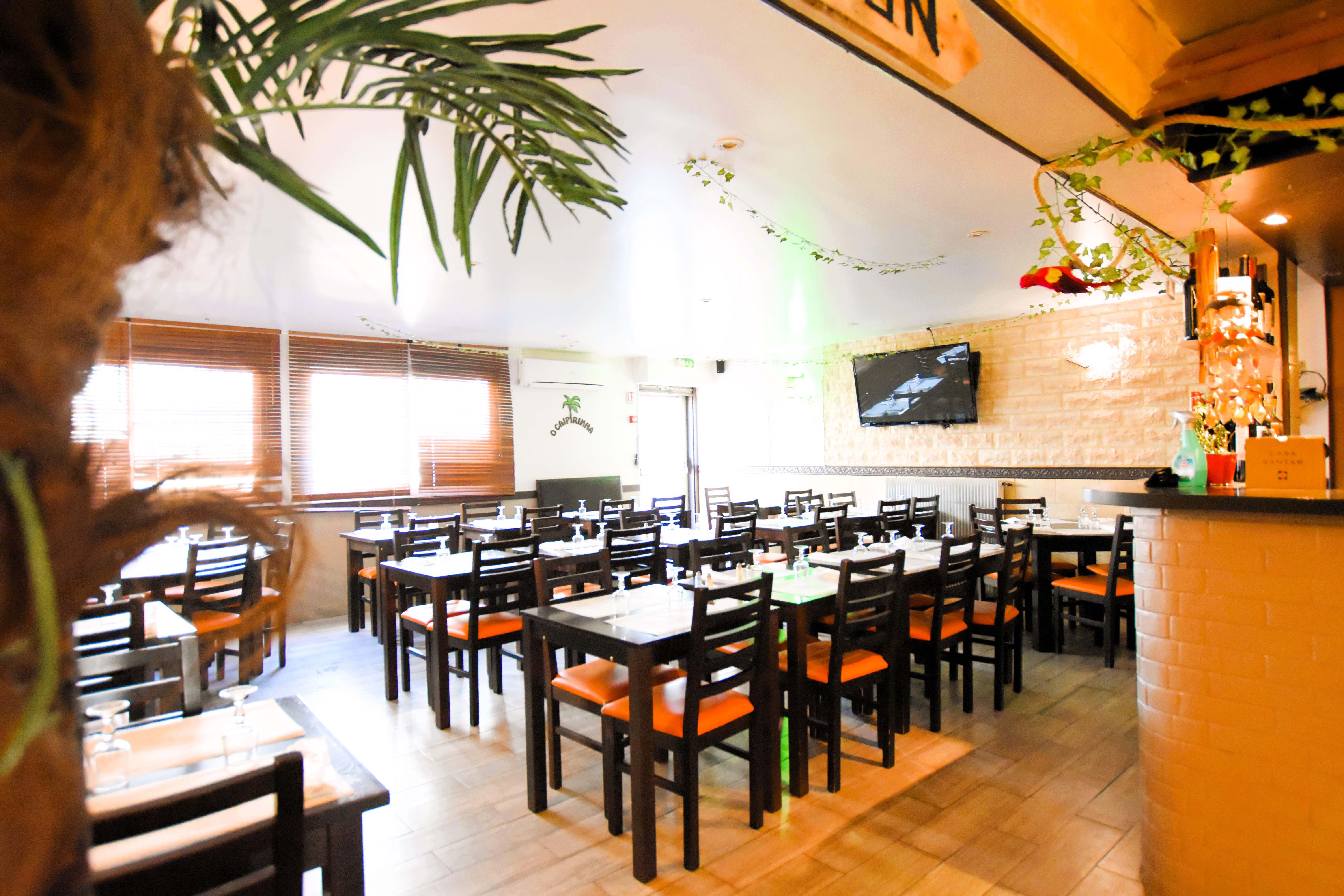 À VENDRE — Fonds de commerce Restaurant Licence IV • Les Essarts-le-Roi (78690) • 200 couverts (150 salle + 50 terrasse) • Surface ~290 m² • Affaire prête à travailler

Affaire reconnue, clientèle fidélisée, très bonne capacité d’accueil et potentiel immédiat d’augmentation du chiffre d’affaires.

- Chiffres clés :
Surface totale : ~290 m² (2 niveaux)

Capacité : 150 couverts en salle + 50 en terrasse

CA HT : ≈ 380 000 €/an (stable)

Bail 3/6/9 – Loyer : 2 050 €/mois + 200 € charges (soit 2 250 € CC)

Loyer / m² / an : ≈ 93 €/m² CC (≈ 27 000 €/an / 290 m²) — niveau attractif

Licence IV — cuisine professionnelle entièrement équipée, matériel en excellent état

- Configuration :
RDC : grande salle d’env. 70 couverts, bar, grande cuisine équipée

Étage : grande salle d’env. 80 couverts + appartement 2 pièces d’env. 70 m² (rare, très pratique pour loger/dupliquer en bureau/stock)

- Exploitation actuelle :
Ouvertures : du lundi au jeudi midi ; vendredi et samedi midi & soir

Soit 8 services/sem. (sur un potentiel de 14 si ouvert midi/soir 7j/7)

- Potentiel de développement :
+6 services/sem. possibles (soirées en semaine, dimanche) ⇒ +75 % de services vs. exploitation actuelle

Privatisations & évènementiel (entreprises, associations, familles)

Traiteur / vente à emporter / click & collect / plateformes

Animation de la Licence IV (bar à vins/cocktails, afterwork)

Communication digitale locale (réseaux sociaux, partenaires)

- Atouts du site :
Emplacement recherché, proximité gare SNCF et commodités

Stationnement aisé pour la clientèle

Décor chaleureux, établissement opérationnel, reprise facilitée

Dossier exploitable immédiatement (bail, éléments comptables, etc..).

Contact David & Kim pour de plus amples informations :
06 74 63 97 71 • 06 76 08 50 55 • david@blbimmo.fr • kim@blbimmo.fr

Informations sur les risques (ERP) : www.georisques.gouv.fr
Annonce rédigée sous la responsabilité de M. David ANTONIO, RSAC Versailles n° 795 063 999.