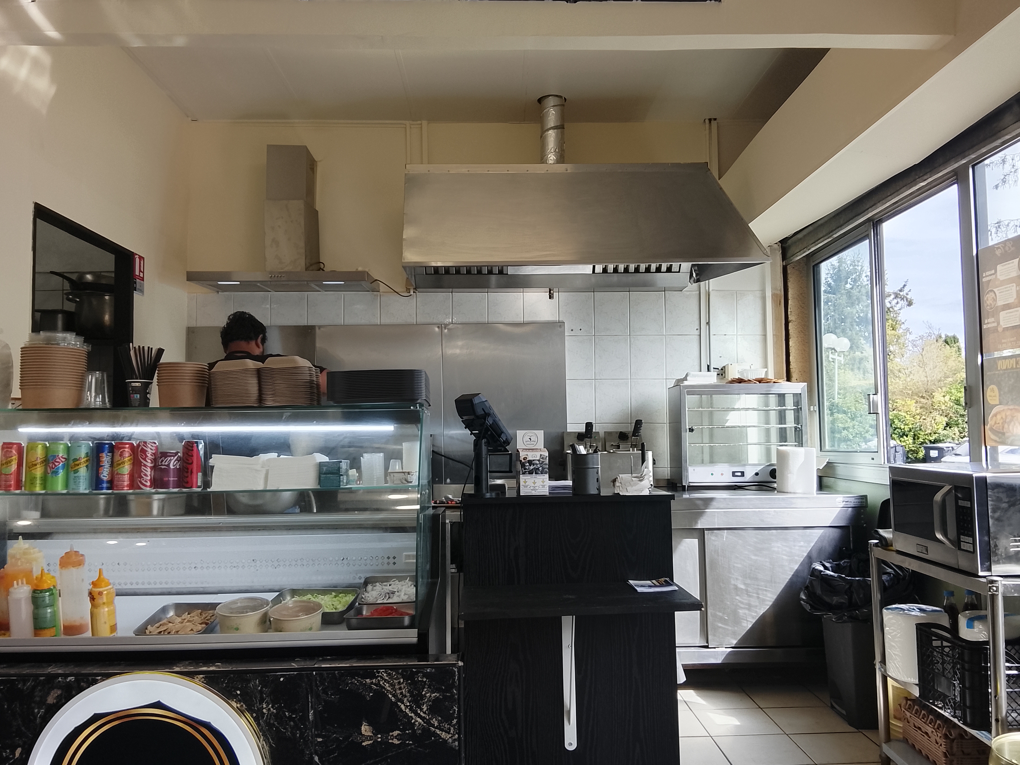 vend restaurant de 50 m2 , dans zone commercial , avec un parking de 60 places , seuil restaurant sur la zone commercial , possible d'avoir terrasse de 20 places , je vend pour cause de problème de sante , Lucé ce ville qui bouge et qui avance bien .