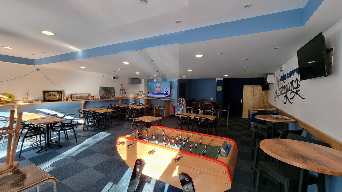 Actuellement bar de 160 m2 + terrasse sur la place du marché 60 m2.

Un appartement t4 3 chambres séjour salon 140 m2 en remise a neuf.

Prix tout compris net vendeur 510000?