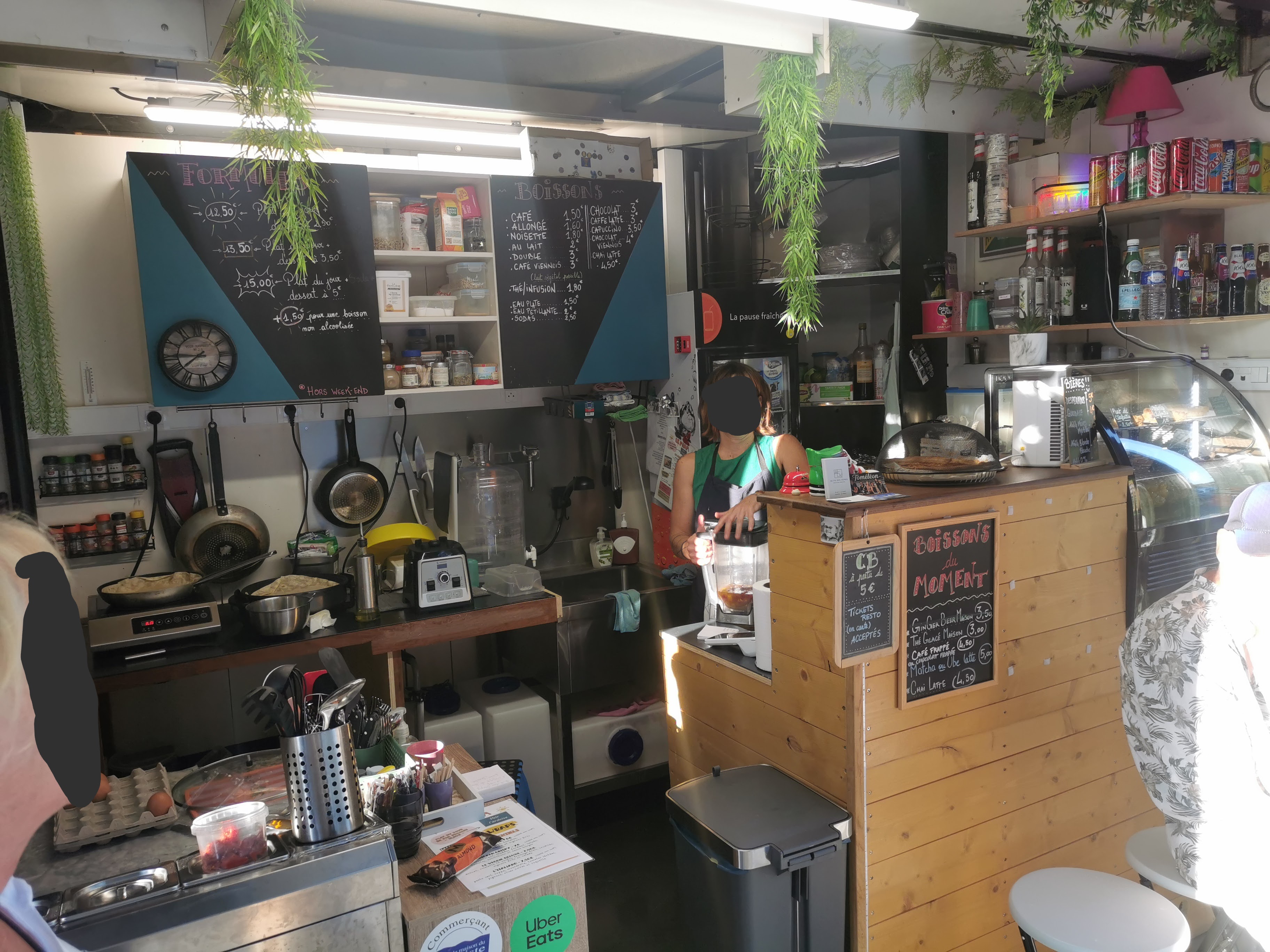 Dans cet ancien Kiosque de Presse parisien, venez proposer votre projet original de restauration pour faire vivre ce quartier de Rochefort. C'est une location de 382€ par mois avec un préavis de 3 mois. 
Le Kiosque sera disponible au 1er janvier.
Il est actuellement aménagé par mes soins mais si l'aménagement vous intéresse, on peut en discuter.
Le quartier est sympa, juste face à un grand parc familial.
Il bénéficie d'un bel espace de terrasse.
L'électricité à été remise aux normes il y a un an.
La Mairie soutien les évènements, organisation de concerts, karaoké, blind test, durant la période douce.