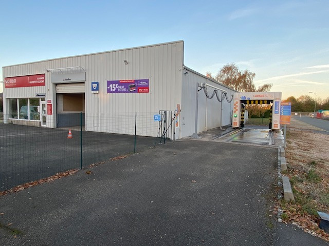 FONDS DE COMMERCE A VENDRE

Venez découvrir ce garage de 450 M²  sur un terrain clôturé d?une superficie de 3000 M², situé dans la zone artisanale de la commune nouvelle d?Arrou. Cette entreprise est familiale depuis 1995.
Son activité principale est l?entretien et la réparation de véhicules toutes marques.
Ça clientèle est faite de particuliers et de professionnels.
Il est vendu entièrement équipé pour la mécanique, il possède un hall d?accueil avec son bureau, un autre bureau, un vestiaire, un magasin, des véhicules de courtoisies, un portique de lavage (2017)? 
Effectif : 1 salarié + 1 apprenti
Prix du fonds : 90 000?
Pour plus de renseignements veuillez nous contacter par téléphone 0237985332 ou par mail garage.chopard@wanadoo.fr