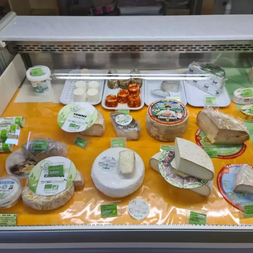 AV fonds de commerce EPICERIE BIO située à Douarnenez (ville côtière) - Cause départ en retraite.
RAYONS : Frais, fromages, vrac, fruits et légumes, épicerie, cosmétiques, compléments alimentaires, hygiène, droguerie, alimentation animale, surgelés...
Perspectives de développement :
- Possibilité de diversification de l'offre : boucherie, charcuterie, traiteur...
- Modernisation des locaux et ré achalandage de l'offre
- Service livraison
...
1 salarié en CDI temps plein sur 4 jours/semaine (le dirigeant travaillant sur 4 jours également)
- 6 jours d'ouverture/semaine, fermé le dimanche.
- Bail 3/6/9 : 150 m² (boutique 120 m² + réserve 30 m²), chambre froide, réfrigérateurs. Parking gratuit à proximité directe.

Pas sérieux et agences, s'abstenir.