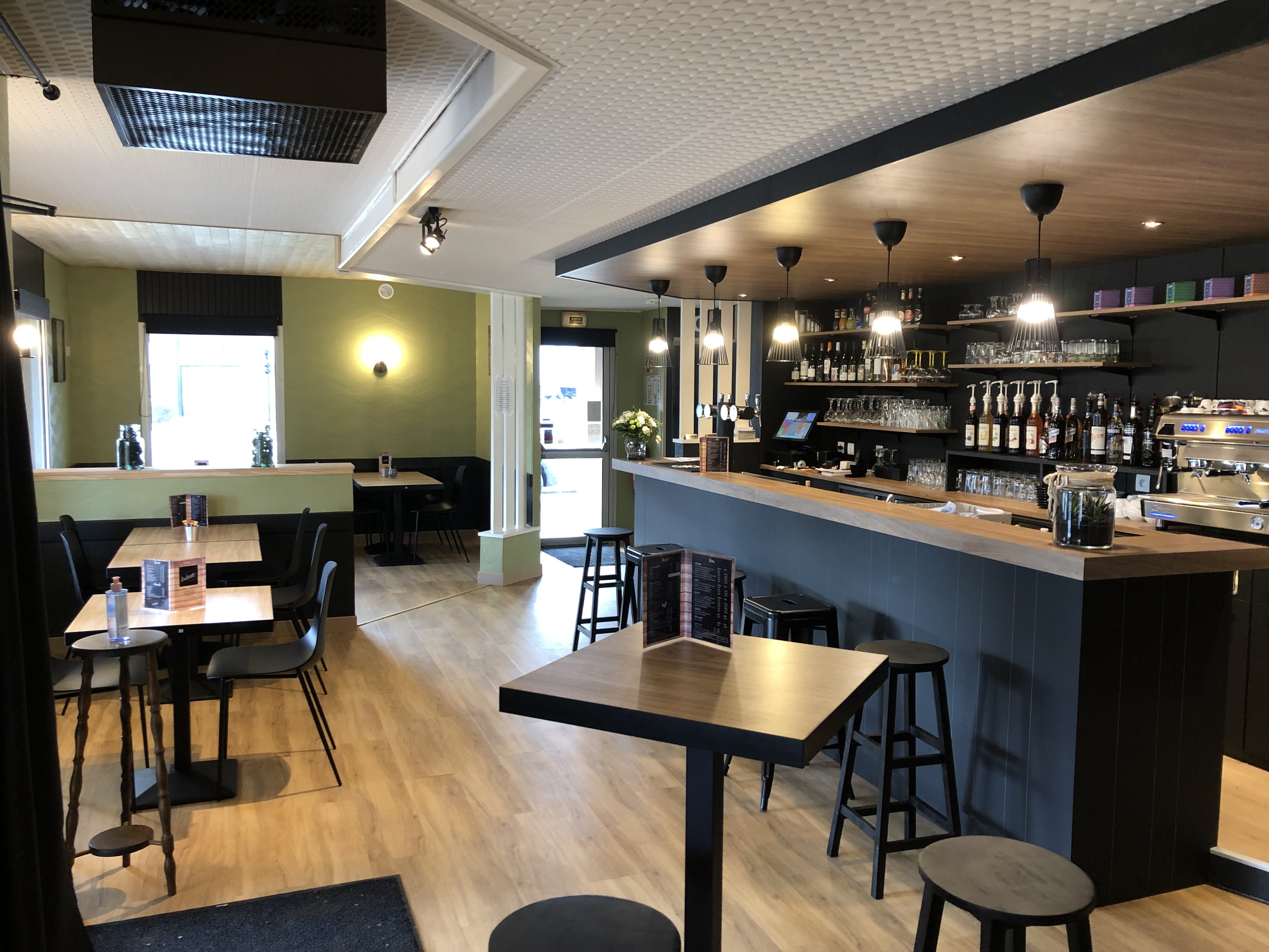 Bar restaurant situé sur l’axe passant Finistère Nord / Finistère Sud, 15000 véhicules jours environs et mitoyen avec un tabac.
Vente murs et fond, indissociable.
Etablissement entièrement rénové en janvier 2022, pouvant accueillir entre 40 et 50 couverts au RDC, 30 couverts à l’étage et 30 couverts en terrasse.
Etablissement géré en couple.
Aucun contrat brasseur, un contrat pour la caisse et un contrat pour le sanitaire à reprendre.
Cuisine bien équipée, friteuse 2 bains, piano 4 feux, four à pizzas, four à chaleur tournante et vapeur, lave vaisselle à capot, tables en inox, 2 armoire positive et 1 armoire négative, meuble à pizzas 3 portes réfrigéré.
Le plus, à l’étage, un appartement entièrement rénové, séjour salon, cuisine équipée, 5 chambres, 2 salle de bain, 2 wc, chauffage avec poêle à granulés, balcon plein sud.
Superficie de l’établissement fond de commerce et appartement 300m2.
Construction de 42 logements face à l’établissement.