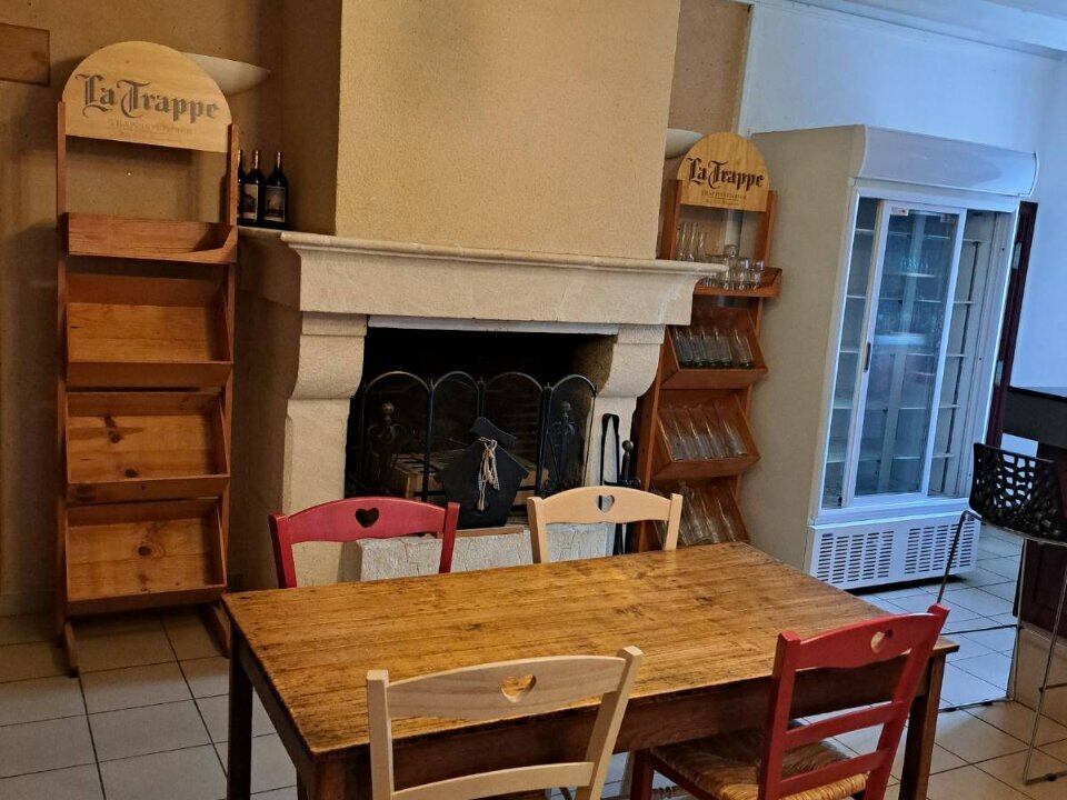 Cette commune situé à 25 km du Mans vous propose ce bar restaurant avec une belle opportunité d’exploitation, idéalement situé en plein centre bourg. Le bien comprend :
- Une surface commerciale de 100 m², avec une salle de restauration pouvant accueillir jusqu’à 50 couverts, offrant un cadre chaleureux pour vos clients. Le loyer s’élève à 300€ hors taxes.
- Une cuisine entièrement équipée pour répondre aux besoins des professionnels de la restauration.
- Un logement de fonction à l’étage de 130 m² avec un loyer de 300€.
- Une Licence IV mise à disposition pour la vente d’alcool

Ce bien est parfait pour un projet de restauration avec une belle clientèle locale et touristique.

Bien à reprendre en location gérance dès que possible.