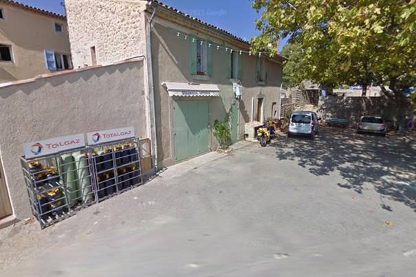 La commune de Viens, dans le département du Vaucluse et la région Provence-Alpes-Côte d'Azur, est à la recherche d'un porteur de projet pour reprendre une boulangerie artisanale dans leur commune.
La boulangerie est située en plein centre village et en bord de route, avec un parking à proximité.
Ce commerce est très attendu par la population et c’est une volonté de la municipalité de développer le commerce artisanal.
La boulangerie est partiellement équipée, des investissements seront à prévoir pour compléter le matériel fabrication.
Au-dessus de la boulangerie, un logement est prévu pour le couple de boulangers.
Une personne spécialisée a étudié et validé le projet, et vous proposera un accompagnement pour le mener à son terme.
Pour réimplanter une boulangerie-pâtisserie artisanale de qualité, le boulanger devra être titulaire du CAP.
Nous acceptons toutes les candidatures qui ont un projet sérieux, un premier contact téléphonique sera nécessaire au 0680118231 afin d’évaluer vos objectifs sur le projet.
Par la suite, les candidats devront faire parvenir par mail à contact@lorepi.fr,  une lettre de motivation et leurs coordonnées.