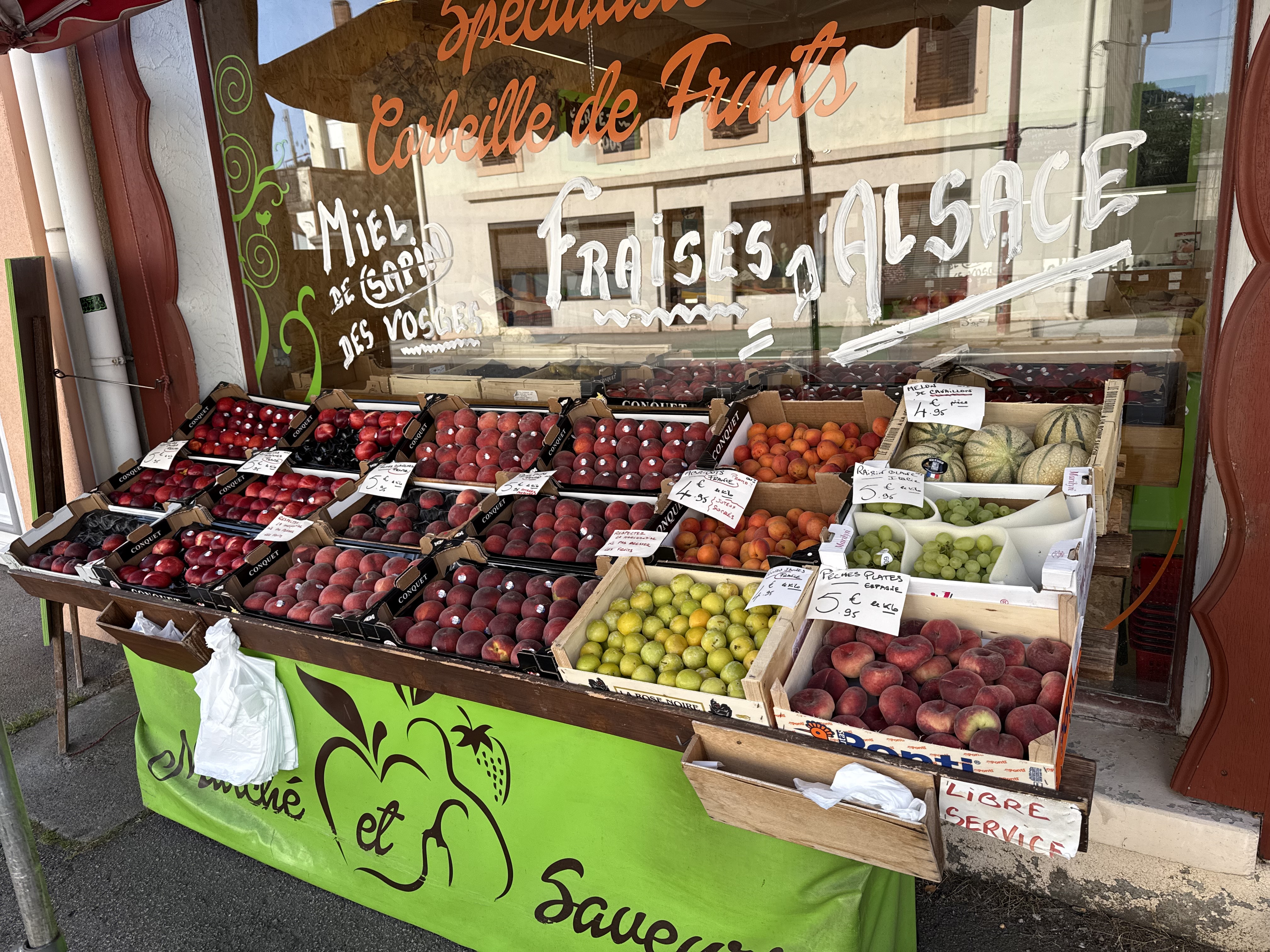 vends pour cause de retraite à Gerardmer ville très touristique
magasin de fruits et légumes (bio et conventionnel)
Local de 120 M2 comprenant une partie magasin de 50 M2 et une réserve de 70 M2 avec chambre froide.