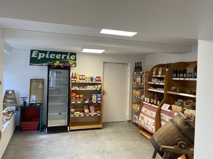 APPEL À CANDIDATURE – COMMERCE MULTI‑SERVICES DE PARCÉ
Un héritage, une mission, un lieu d’excellence au cœur de la Bretagne

La commune de Parcé, nichée dans un écrin de verdure entre Fougères, Vitré et Saint‑Aubin‑du‑Cormier, ouvre aujourd’hui les portes d’une opportunité rare :
prendre la direction d’un commerce multi‑services entièrement rénové, véritable institution locale et pilier de la vie sociale.

Rénové en 2022, l’établissement se distingue par :
- Un bar contemporain élégamment repensé,
- Des espaces modernisés et harmonisés,
- Un cadre propice à un accueil professionnel et chaleureux.

Plus qu’un commerce, il s’agit d’un lieu central, porteur de symboles, où se tissent les liens du quotidien, où l’on transmet une identité, un esprit de communauté, une manière de vivre ensemble.

Ce lieu est aujourd’hui prêt pour une nouvelle direction, capable d’y insuffler vision, engagement et excellence de service.

La commune recherche une personne :
- Adepte des relations humaines d’exception,
- Dotée d’un sens affirmé du service et du leadership de proximité,
- Capable de porter un projet ancré dans l’authenticité, la qualité et l’ambition territoriale.

Afin de favoriser l’émergence d’un projet durable et exemplaire, Parcé offre :
- Un cadre de travail rénové haut de gamme,
- Un accompagnement municipal structuré et bienveillant,
- Un loyer remarquablement compétitif de 250 € par mois, permettant d’investir pleinement dans l’excellence du service rendu.

Devenir commerçant à Parcé, c’est embrasser une mission noble :
incarner la continuité d’un lieu essentiel et offrir à la population un service de qualité, dans une commune qui valorise l’humain autant que le savoir‑faire.

Le dossier de candidature est à réclamer et déposer avant le 3 mai 2026 à la mairie de Parcé :
Mairie de Parcé – 1 rue de la Bascule – 35210 Parcé
contact@parce.fr