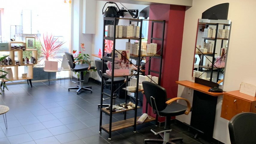 Je vends le fond de commerce de mon salon de coiffure mixte pour cause de départ à la retraite.  
Situé entre Poitiers, Limoges et Angoulême , dans un charmant petit village de 1300 habitants en bord de Vienne  avec toutes les commodités, superette, restaurant, école, cabinet médical pluridisciplinaire, pharmacie,  foyer logement ….
Le salon est équipé de 2 bacs, 6 postes de coiffage, plus un local dédié actuellement à une activité d’esthétique. Il est doté d'un mobilier est en excellent état, d'une climatisation réversible, d'une cuisine, d'un local technique avec  machine à laver, et sèche linge.
Parking gratuit et superette en face de l’établissement.
Fonds de commerce : 29 000€

Loyer : 390€/mois

ou possibilité d’acheter les murs avec deux appartements T4, pour 200 000€