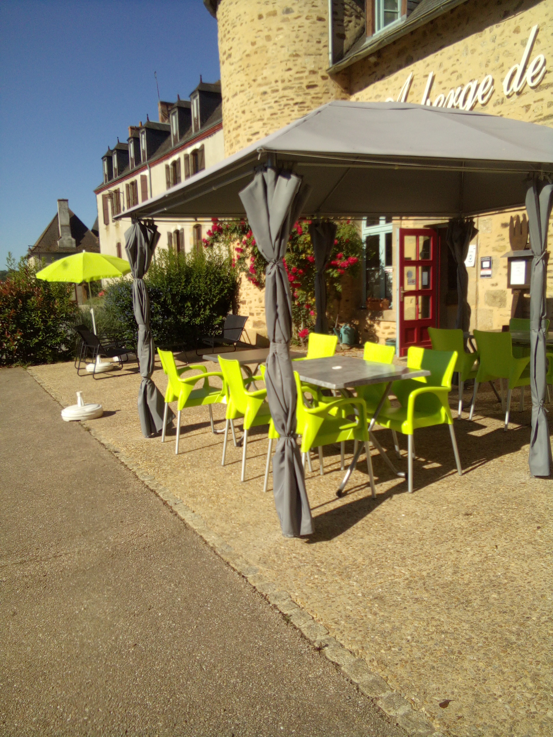 Auberge, située dans un bourg d'une commune au nord de la Creuse, aux portes du Berry, de la vallée noire, sur l'axe routier 940, à 18km de la Châtre et 30km de Guéret.
Dispose :
- d'un bar et salle de restauration de 60 places, (120m²)
 - d'une terrasse non couverte de 60 places,
-  d'un parking,
 L'auberge assure le relais Poste.
 Licence IV mise à disposition par la Mairie,
Possibilité de reprise du mobilier au gérant sortant.

 Travaux en cours pour optimiser les espaces

Début d'activité possible début 2026