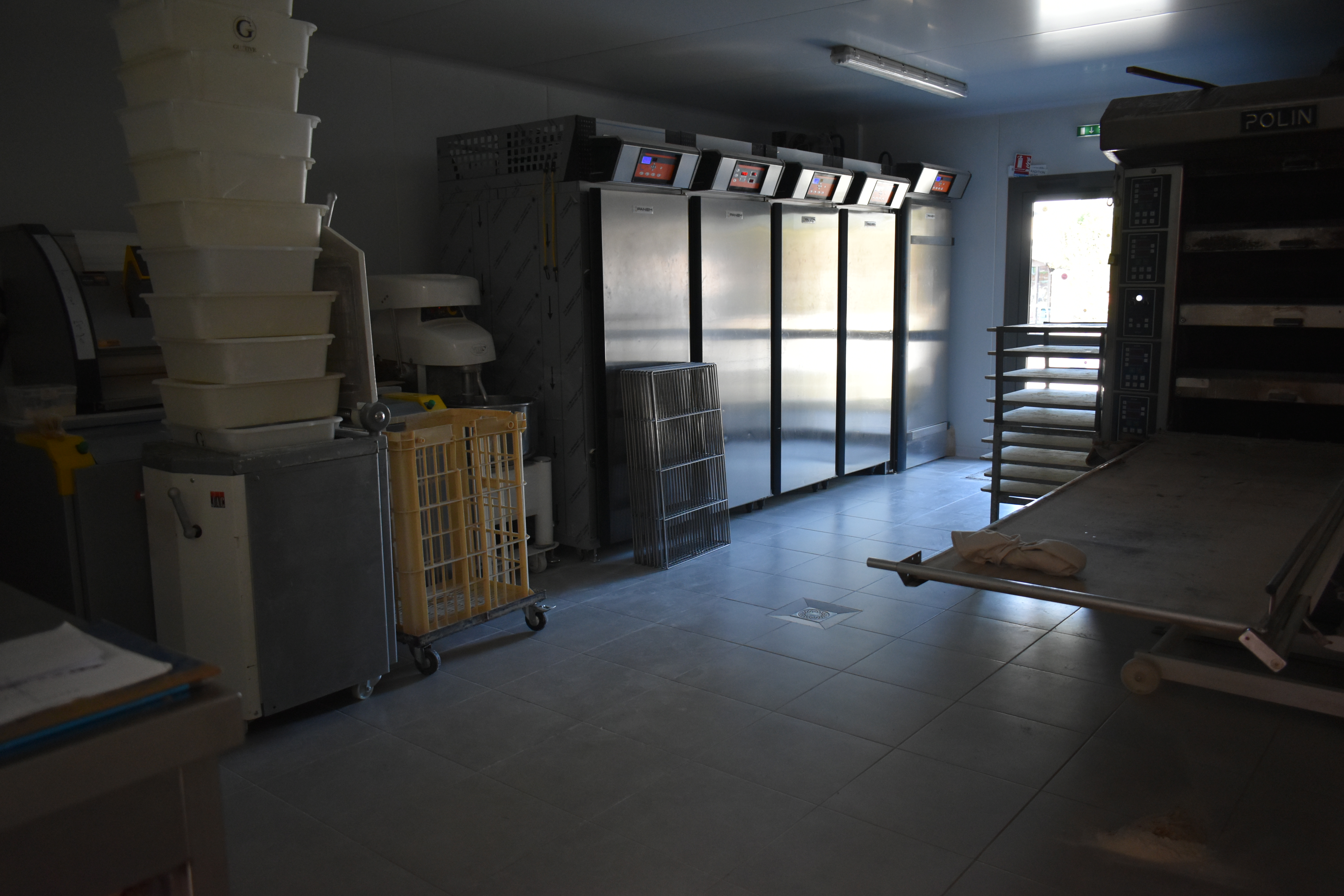 Boulangerie-pâtisserie aux portes du vignoble nantais dans commune de 1600 habitants sur l'axe Chôlet-Nantes.
Locaux de 2017 appartenant à la commune. Surface totale de 133m2 dont surface de vente de 24m2.
Magasin et chambres de pousse de 2017.
Four Polin de 2011
Repose pâtons, façonneuse et tour réfrigéré de 2022
Locaux propres et matériel entretenu. 2 vestiaires, un bureau et sanitaires avec douche.
Places arrêt minute devant, située à côté du pôle santé et en face de la salle de sport. 2 écoles primaires sur la commune et arrêts de bus en face la boulangerie.
Distributeur à baguettes devant pour satisfaire les clients pendant les heures de fermetures. Et dépôt de pain dans la supérette de la commune voisine.
Possibilité d'habiter dans le logement d'à côté. T4 de 2017, orienté sud avec petite terrasse et petit coin de verdure + garage.
Une visite ne coute rien alors n'hésitez pas.