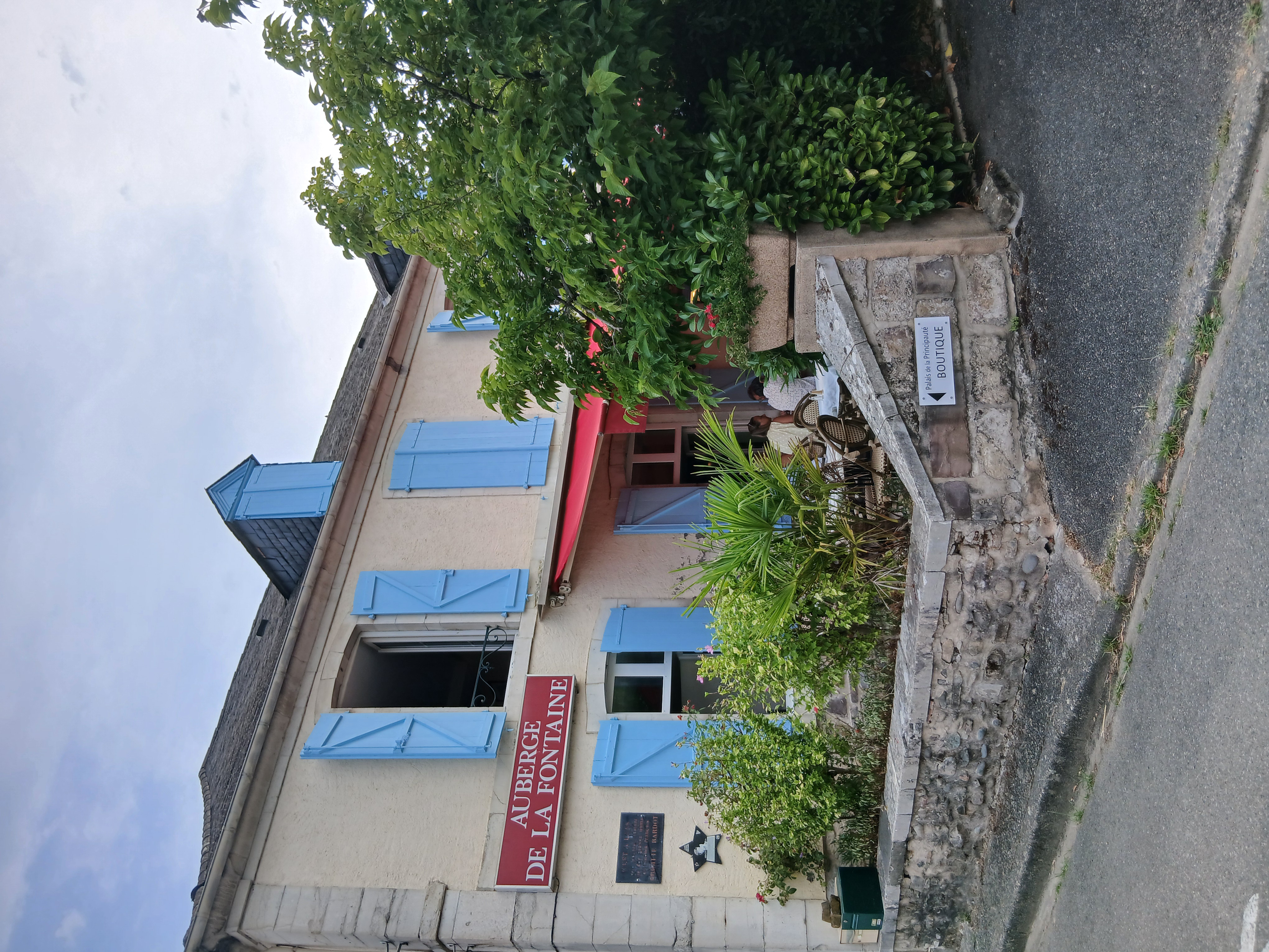 RECHERCHE COUPLE POUR LOCATION GERANCED'UNE AUBERGE AVEC HOTELLERIE  D'UNE DUREE DE 23 MOIS RENOUVELABLE AVEC LOYER DE 2850 € HT ET CAUTION DE 25000 € 
3 NIVEAUX :
RDC : SALLE RESTAURATION DE 60 PLACES, CUISINE EQUIPEE AVEC CHAMBRE FROIDE, BAR, TERRASSE
1ER ETAGE : SUITE AVEC SALON, 2 CHAMBRES AVEC SALLE DE BAIN, APT F3 POUR GERANT AVEC COIN CUISINE,  2 CHAMBRES, SALLE DE BAIN, SALON COMMUN ;
2EME ETAGE : 4 CHAMBRES CLIMATISEES AVEC SALLE DE BAIN,
ATTENANT AU 1ER BATIMENT SALLE POLYVALENTE DE 225 M² AVEC CUISINE EQUIPEE, BAR, SANITAIRE, MOBILIER.
PLACES DE STATIONNEMENT A PROXIMITE