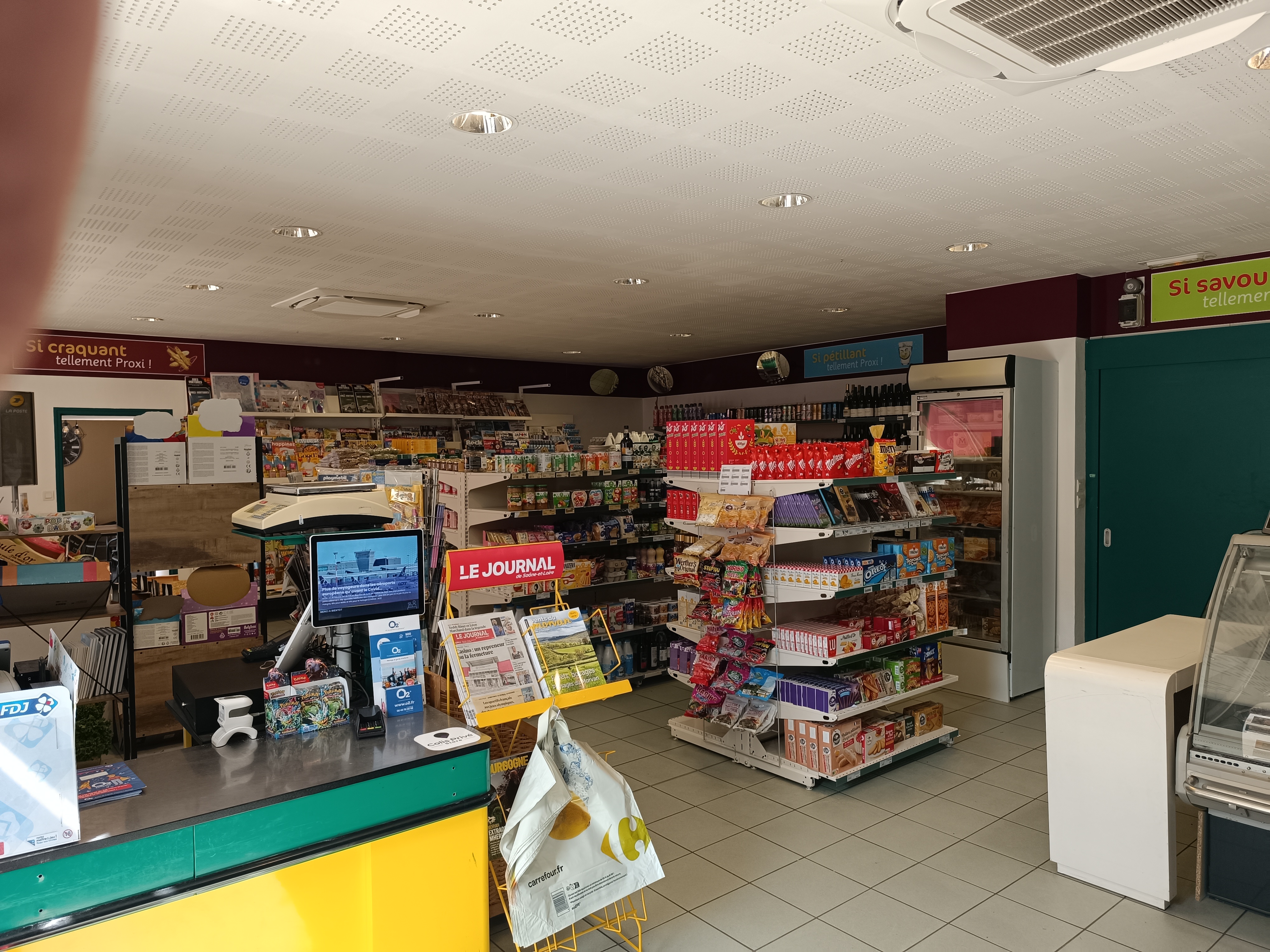 🏡 À VENDRE – COMMERCE MULTISERVICES AU CŒUR DU MORVAN

💰 Prix de cession : 125 000 €

🌿 Une belle opportunité professionnelle dans un village dynamique et touristique !

Situé au cœur du Morvan, sur un axe routier, cet établissement bénéficie d’un environnement attractif, au sein d’un village disposant de nombreux services et commerces de proximité.

⭐ UN ENVIRONNEMENT PRIVILÉGIÉ

🏫 Village avec école
🏥 Maison de santé et pharmacie
🚬 Présence d’un tabac
🏪 5 autres commerces aux activités non concurrentes
🏡 Nombreux gîtes à proximité, favorisant l’accueil d’une clientèle touristique

🍽️ UN COMMERCE AUX MULTIPLES ACTIVITÉS

- Épicerie de proximité
- Bar avec licence IV
- Brasserie / restauration
- Relais de poste communal
- Diffuseur de presse spécialisée
- Française des Jeux (FDJ)

🌞 48 PLACES ASSISES ET DES ESPACES EXTÉRIEURS AGRÉABLES

- 18 places à l’intérieur
- 10 places sur la terrasse avant
- 20 places sur une terrasse ombragée à l’arrière, aménagée en 2025

📊 DES RÉSULTATS FINANCIERS CONFIRMÉS

💶 Chiffre d’affaires : 387 000 €

📈 Résultat net : 63 000 €

🏠 UN LOGEMENT T3 COMPRIS

Loyer mensuel de 714 €, comprenant le commerce et le logement T3.

💼 CONDITIONS DE REPRISE

- Prix de cession : 125 000 €
- Murs appartenant à la mairie, non compris dans la vente
- Accompagnement possible, selon des modalités à définir ensemble
- Bilan comptable disponible pour toute personne sérieusement intéressée

🤝 UN PROJET PROFESSIONNEL ET DE VIE

Un commerce aux activités complémentaires, situé dans un village disposant de nombreux services, avec une clientèle locale et touristique, des espaces de restauration agréables et un logement sur place.

Vous souhaitez reprendre une affaire et vous investir dans un territoire authentique ? Cette opportunité mérite votre attention !

📩 Pour tout renseignement complémentaire ou pour organiser une visite, merci de me contacter en privé.

N’hésitez pas à partager cette annonce autour de vous !