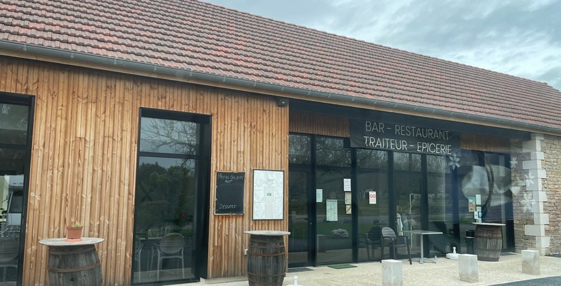 Situé au cœur de la Vallée de la Dordogne, entre Sarlat et Rocamadour, la commune de Pinsac (800 habitants) recherche un nouveau repreneur pour son pôle multi-services stratégique.

 Le Concept: Un établissement moderne (construit en 2022) regroupant plusieurs activités essentielles à la vie locale et touristique: 

Épicerie & Services (80 m²) : Alimentation, produits locaux, dépôt de pain, presse et relais poste.

Restauration & Bar (90 m²) : Salle de 20 couverts, bar avec Licence IV, cuisine équipée et terrasse extérieure de 46 m².

Locaux techniques : Réserve avec chambre froide, vestiaire et sanitaires.

Points Forts : Emplacement stratégique : 
Passage touristique important (proche A20 et sites de Padirac/Rocamadour).Vie locale dynamique : Face à la mairie et à la salle des fêtes, au cœur des animations du village.

Bâtiment récent : Locaux fonctionnels et esthétiques.

Accompagnement : Soutien de la mairie et de l'agence économique locale (Cauvaldor Expansion) pour la structuration du projet et le business plan. 

Conditions de reprise : Loyer mensuel : 1 390,34 € HT.
Licence IV : 20 € / an.

Rachat du fonds et matériel : Estimé à 40 000 € (20 000 € pour  le fonds de commerce de l’épicerie et 20 000 € pour le matériel de restauration).

Revenu complémentaire : Indemnité de relais postal (environ 377,50 € HT / mois).

Profil recherché Professionnel(le) ou couple motivé par le milieu rural, souhaitant s'impliquer dans la vie locale avec une offre diversifiée et ouverte à l'année.

Date limite de candidature : Jeudi 30 Avril 2026 à 12h.
 Contact & Visites : 

Mairie de Pinsac : 05 65 32 64 00 / commune.pinsac@wanadoo.fr.
Cauvaldor Expansion : 05 64 72 11 63 / contact@cauvaldex.fr.