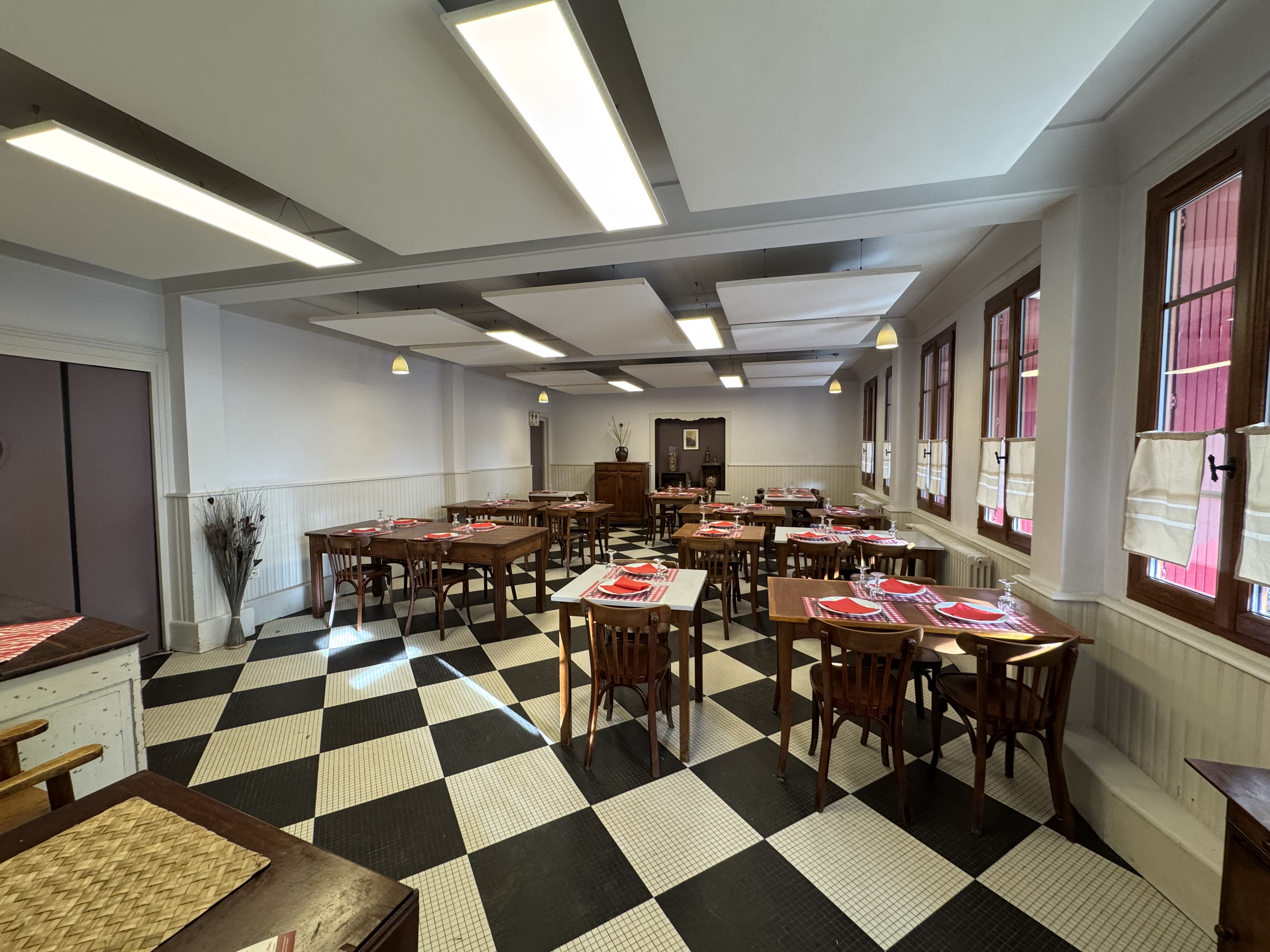 A Effiat, en plein cœur de l'Auvergne, à mi-chemin entre la métropole Clermont-Auvergne et la ville de Vichy, cet ensemble immobilier de 320m2 comprenant un fond de commerce Bar/Tabac et restaurant est à vendre. Les murs sont composés de la partie professionnelle et de la partie habitation. La partie professionnelle se compose d'un bar avec vente de tabac, d'une grande salle de restaurant, d'une seconde salle de restaurant plus intime, d'une vaste terrasse ombragée en devanture et d'une terrasse en arrière cour avec store et sol en dalle béton désactivé, d'une cuisine entièrement équipée et aux normes d'hygiène actuelles, d'un ensemble toilette avec accès PMR et d'une vaste salle de réception permettant de recevoir des groupes de personnes assez important (sortie de secours conforme) . La partie habitation se compose d'un 1er et d'un second niveau, avec respectivement salle de bain ( à refaire),bureau/salon, une chambre et deux autres chambres en second niveau. 
Le prix d'ensemble ( 251 320€ ) comprend les murs et le fond de commerce . Cet ensemble professionnel est situé sur une voie très passagère puisque le trajet est quotidiennement emprunté sur un axe Vichy--Clermont-Ferrand . A proximité se situe le château d'Effiat ( site touristique) qui génère en été une 
intéressante source de clientèle. Vichy station thermale et sportive est à 20 KMS et Clermont-Ferrand à 30 KMS. 
DPE ( diagnostic de performance énergétique) : DPE F réalisés le 20/11/2024 
Le prix de vente est de 251 300€ .