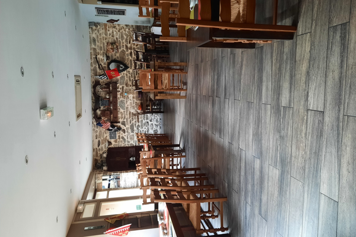 Fond de commerce crêperie,petite restauration salle 45 couverts cuisine equipee et en bon état, logement de fonction avec 2 chambres ,loyer de 1380? ,ça 2019 :160000?,ville dynamique de 10000 habitants