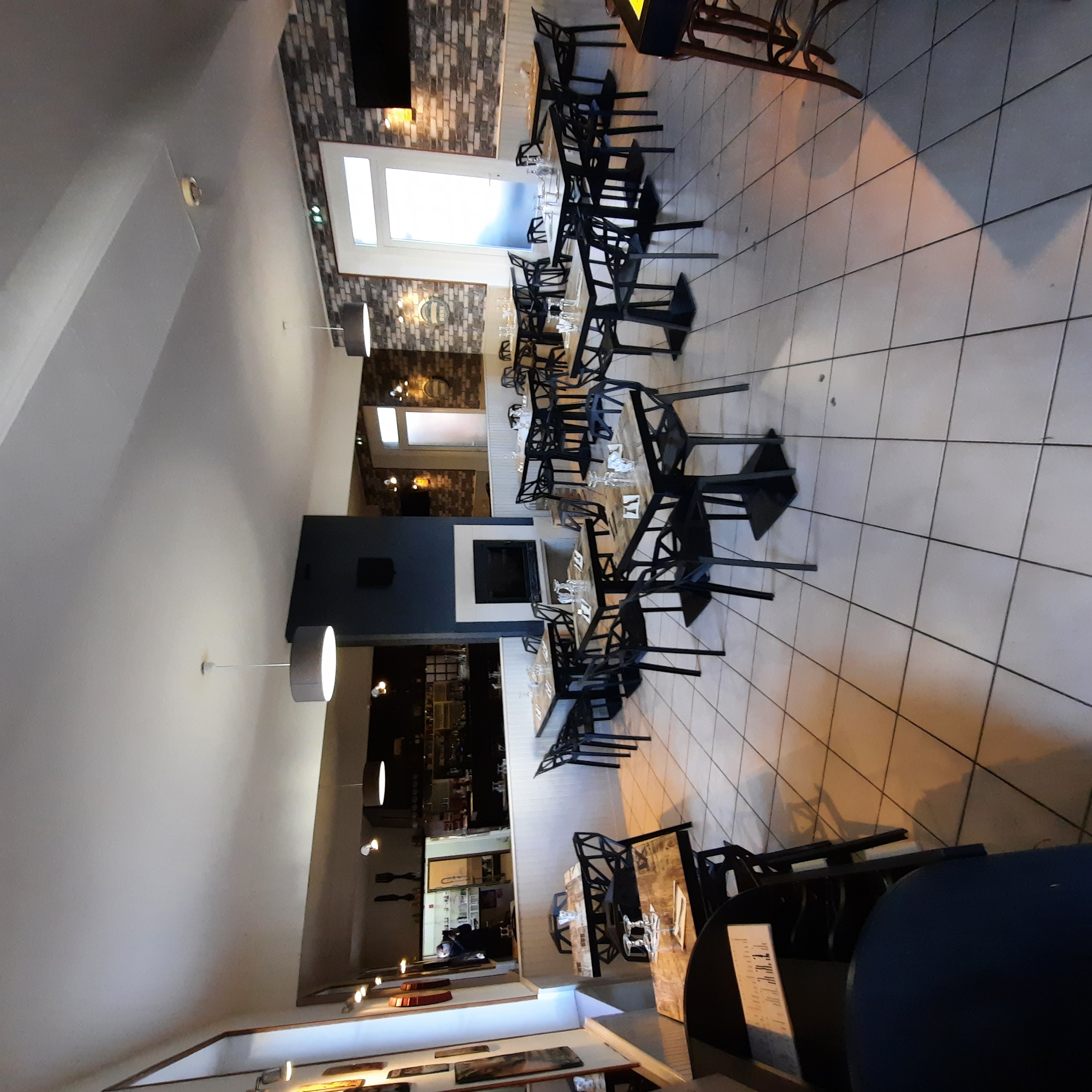 Proposition de location pour fonds de restauration
avec dépôt de pain, petite épicerie, bar, restauration sur place ou à emporter