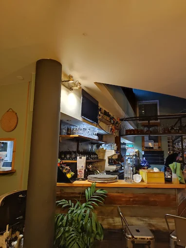 Opportunité Exceptionnelle en Cerdagne : Bar/Restaurant/Pub avec un Potentiel Énorme ! ✨
Imaginez-vous au cœur des magnifiques Pyrénées Orientales, 400 m des portes de l'Espagne et proche  l'Andorre, 15 mn des pistes de ski avec un établissement florissant prêt à être repris !
Nous vous présentons un FONDS DE COMMERCE dynamique comprenant :
•	Un BAR/PUB/LOUNGE/ RESTAURANT chaleureux avec une cuisine entièrement refaite en 2023 (matériel sous garantie, normes d'hygiène respectées).
•	Un pub de nuit branché à l'étage avec Rooftop, prêt à accueillir une clientèle festive.
Les atouts majeurs :
•	📍 Emplacement de premier choix : Situé en Cerdagne, avec la proximité de tous les commerces locaux et un parking gratuit pour votre clientèle.
•	💰 Loyer attractif : Bail commercial de 9 ans avec un faible loyer 3% du CA grâce à la location par la mairie (licence IV incluse !).
•	Ouvert du lundi au samedi le midi, le vendredi et samedi soir hors saison, fermeture hebdomadaire le dimanche
•	Ouvert du lundi au samedi midi et soir en haute saison, fermeture hebdomadaire le dimanche
•	Ticket moyen 25€ le midi et 32€ le soir
•	CA 70% de restauration et 30% de limonade
•	1 Chef cuisinier en CDI et un serveur CDD 9 mois accompagne l’exploitant actuel
•	☀️ Espaces généreux et conviviaux : 
o	Surface totale de 300 m².
o	Une magnifique terrasse boisée 70 m² de 70 places pour profiter de l'air pur des montagnes.
o	Une salle de restaurant de 40 places à l'ambiance conviviale.
o	Un pub à l'étage pouvant accueillir 60 personnes pour des soirées animées.
o	Un rooftop de 50 places offrant une vue imprenable (imaginez les couchers de soleil !) pour des soirées à thèmes les vendredis et samedi soir jusqu’à 2h du matin
o	10 concerts le vendredi soir dans l’année
o	Groupe des tours opérateurs en été

•	✅ Fonctionnel et équipé : cabine DJ, système son et lumières professionnel, cuisine équipée aux normes, pas de travaux à prévoir.
•	Montant de la cession 170.000€ CA 2024 233.499€