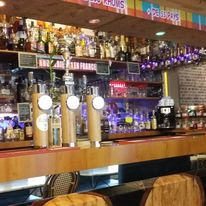 Bar comprenant une salle arrière , une terrasse intérieure couverte et chauffée, une cuisine aux normes avec un grand débarras et WC salariés et une grande cave de la superficie du bar , au dessus un chaleureux appartement , 2 chambres, salle, séjour avec balcon et grenier.