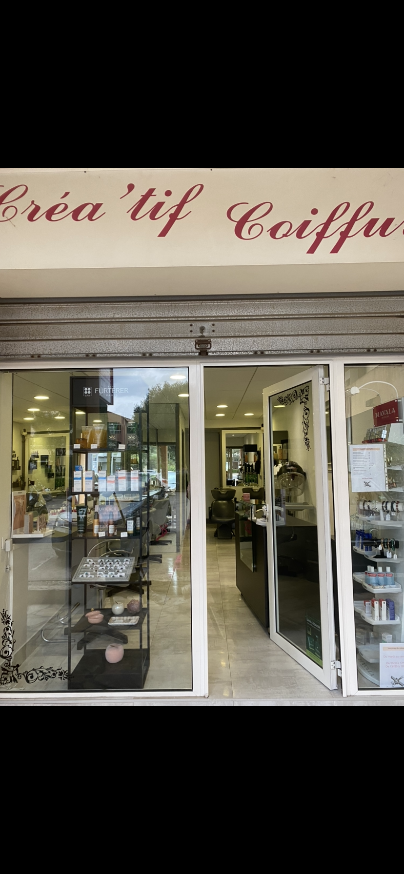 Salon de coiffure mixte 
Proche des plages , place commerçante avec parking devant 
Pas de salariés à reprendre
Loyer 750€
Très bonne clientèle à l année et estivale 
Possibilité d accompagnement