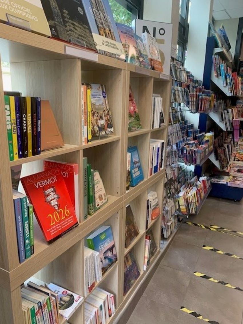 Librairie indépendante idéalement située en plein cœur d’une commune de 4700 habitants, dans la rue piétonne principale (récemment rénovée). Implantée sur un emplacement à forte attractivité commerciale, entourée de nombreux commerces de proximité (pharmacies, médecins, boucheries, coiffeurs, supermarché, fleuriste, bars-tabac…), elle profite d’un flux constant de passants et d’une forte visibilité, qui lui ont permis de développer une clientèle fidèle. Elle propose un service papeterie ce qui lui a permis de développer des partenariats avec les collectivités, bibliothèques, écoles, collèges et lui assure une clientèle récurrente.

Elle dispose d’un local de 240 m2, répartis sur 2 étages :

-            80 m 2 de surface commerciale, bureau, réserve, accès PMR, vitrine d’angle à forte visibilité.

-            Logement (T4)

-            Cave.

-            Pas de travaux à prévoir.

Bail commercial (fin 2031) : 1300 €/mois

CA moyen 124 000 €

Compte tenu de son implantation, l’activité peut se développer avec un service de café littéraire (boissons à emporter, pause-café, etc..) l’autorisation de terrasse est acquise.

 Une belle opportunité pour un repreneur passionné souhaitant s’implanter dans une commune attractive du Loiret.

Prix du Fonds de commerce 60 000 €