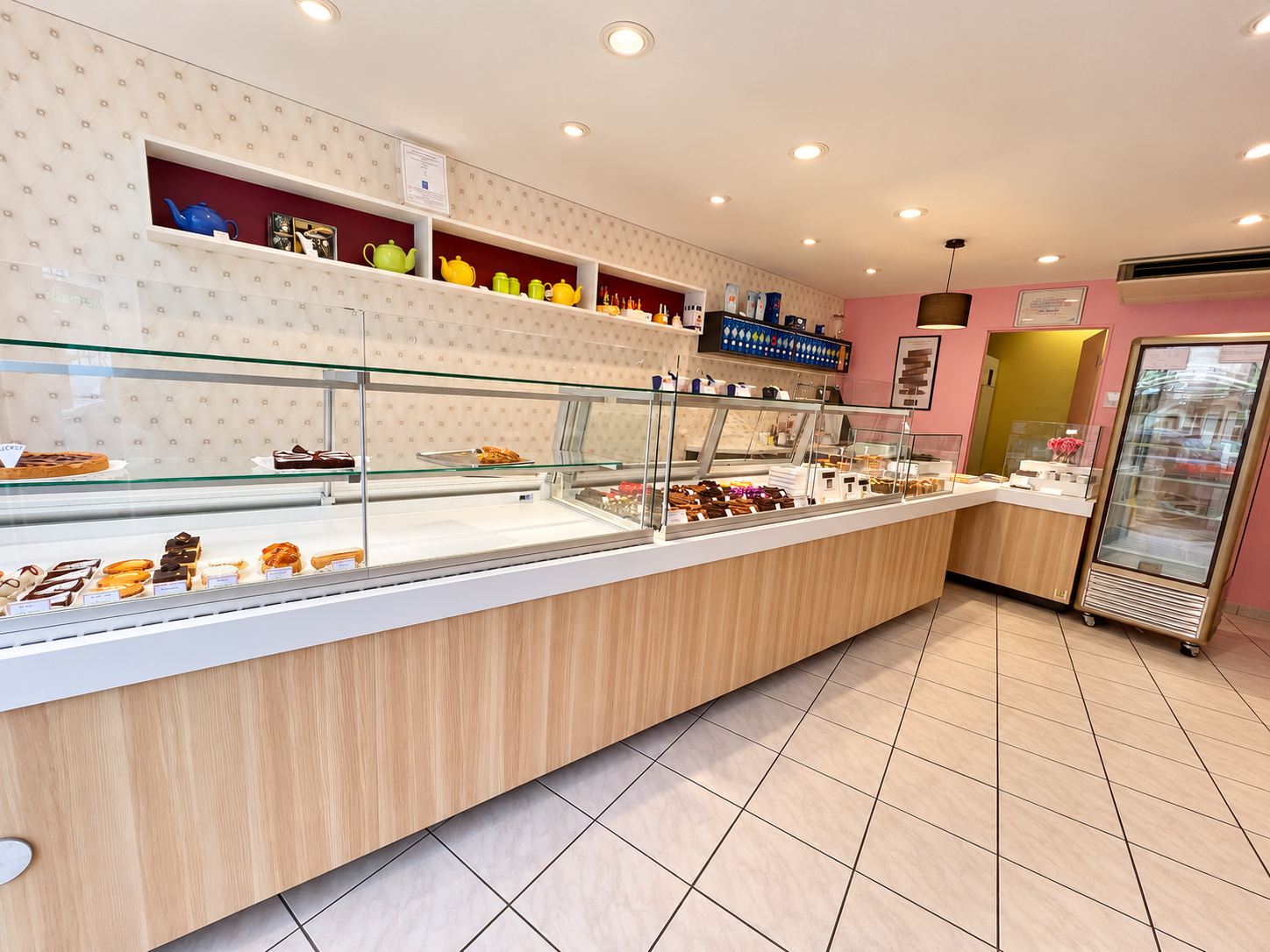 Fonds de Commerce Pâtisserie Traditionnelle
Cause Départ à la Retraite
Une belle affaire clé en main à reprendre au coeur du Beaujolais !

Après plus de 27 ans d'exploitation passionnée, les propriétaires actuels prennent une retraite bien méritée. Cette pâtisserie traditionnelle réputée bénéficie d'une excellente notoriété et d'un emplacement stratégique d'exception au centre d'un village dynamique et très touristique.
Emplacement Premium : En plein cœur de village, forte visibilité, passage piéton et véhicule constant.
Local en bon état
Espace de vente chaleureux, accueillant et parfaitement entretenu.
Labo / Zone de production entièrement équipé et fonctionnel immédiatement.
Activité Pérenne : Clientèle locale très fidèle, flux touristique régulier et chiffre d'affaires stable.
Idéal pour un(e) artisan(ne) pâtissier(ère) ou un couple de professionnels souhaitant s'installer immédiatement ou développer une nouvelle activité gourmande tout en profitant d'un cadre de vie très agréable.

Informations complémentaires :
Dossier complet (bilans, bail, inventaire) transmis sur demande.
Accompagnement possible pour une transition en douceur.