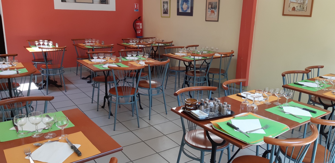 Après 37 ans d'activité, je cède mon restaurant situé à Grenade sur l'Adour (40),commune dynamique de 2500 habitants.
 Etablissement entièrement  équipe avec licence IV, salle de 50 couverts, terrasse de 25 couverts, cuisine professionnelle et emplacement visible en bordure de départementale avec parkings à proximité .
Activité volontairement réduite depuis le COVID car exploitation seul en vue de la retraite . Malgré cela, chiffre d'affaires 2025 : 116 000€ HT . Avant COVID : environ 190 000€ HT .
loyer attractif de 700/mois, fort potentiel de développement : réouverture du bar, services supplémentaires, pizzas, évènements locaux et fêtes du village.
Prix du fonds : 50 000€ (frais d'agence 7000€)
Accompagnement possible du repreneur.