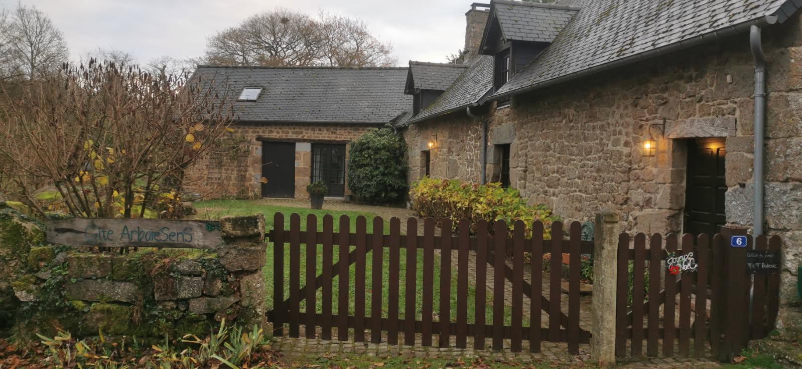 Au cœur de la nature, je vous invite à découvrir une très belle propriété à 2.5 km du site remarquable de la roche d'Oêtre et son panorama, vous apprécierez l'accès direct au GR de la Suisse normande élu comme GR® préféré des Français pour l’année 2023, et nombreux circuits VTT balisés.
idéal pour une reconversion et un changement de vie. 
Maison en pierre de granite comprenant 3 chambres, 1 salle de bain avec toilette à l'étage, au rdc un salon avec cuisine ouverte, chaudière a granulés bois sous garantie et poêle à bois posé dans une grande cheminée en granite, le tout sur un parc de 5600 m².
A reprendre une activité agricole en circuit court dans la culture de petits fruits rouges, plein champ, avec son atelier de transformation en confitures et pâtes de fruits.
Sur place une dépendance de 50m2 comprenant un un atelier/boutique de 30m2 avec licence III, pour la transformation et la vente sur place des confitures, fruits issus de notre verger de 3600 m2 à 5 kms, portefeuille clients et revendeurs en place, le lieu permet un accueil des randonneurs pour une petite halte avec tables et chaises.
une formation sera assurée.
le gîte classé 2 étoiles, est attenant à la résidence principale, avec son jardin et une entrée indépendants, il est composé d'une cuisine en RDC, d'un salon en mezzanine et d'une chambre pouvant être séparée par une cloison amovible composée d'un lit de 2 personnes et de 2 lits pour une personne (ou proposé en un lit de 2 personnes).
Réservations 2026 en cours.

Tous le matériel servant à l’entretien de la propriété, le mobilier du gîte, le matériel agricole qui permet le bon fonctionnement de l'activité, le stock en cours de fruits et confitures, sont compris dans le prix.

Ce domaine constitue un véritable havre de paix, loin de l'agitation citadine, dans un environnement idéal pour travailler en toute liberté.