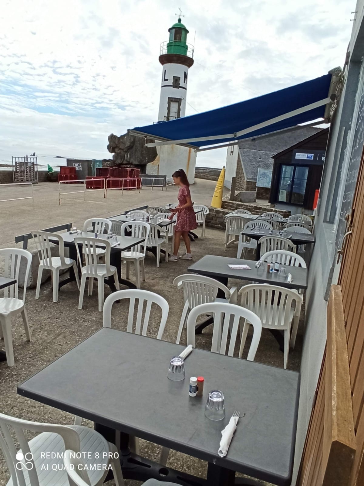 Crêperie face a la mer, salle de 65 m2 , logement au dessus avec  5 chambres, école et collège sur l’île, idéale pour couple , le paradis des enfants,