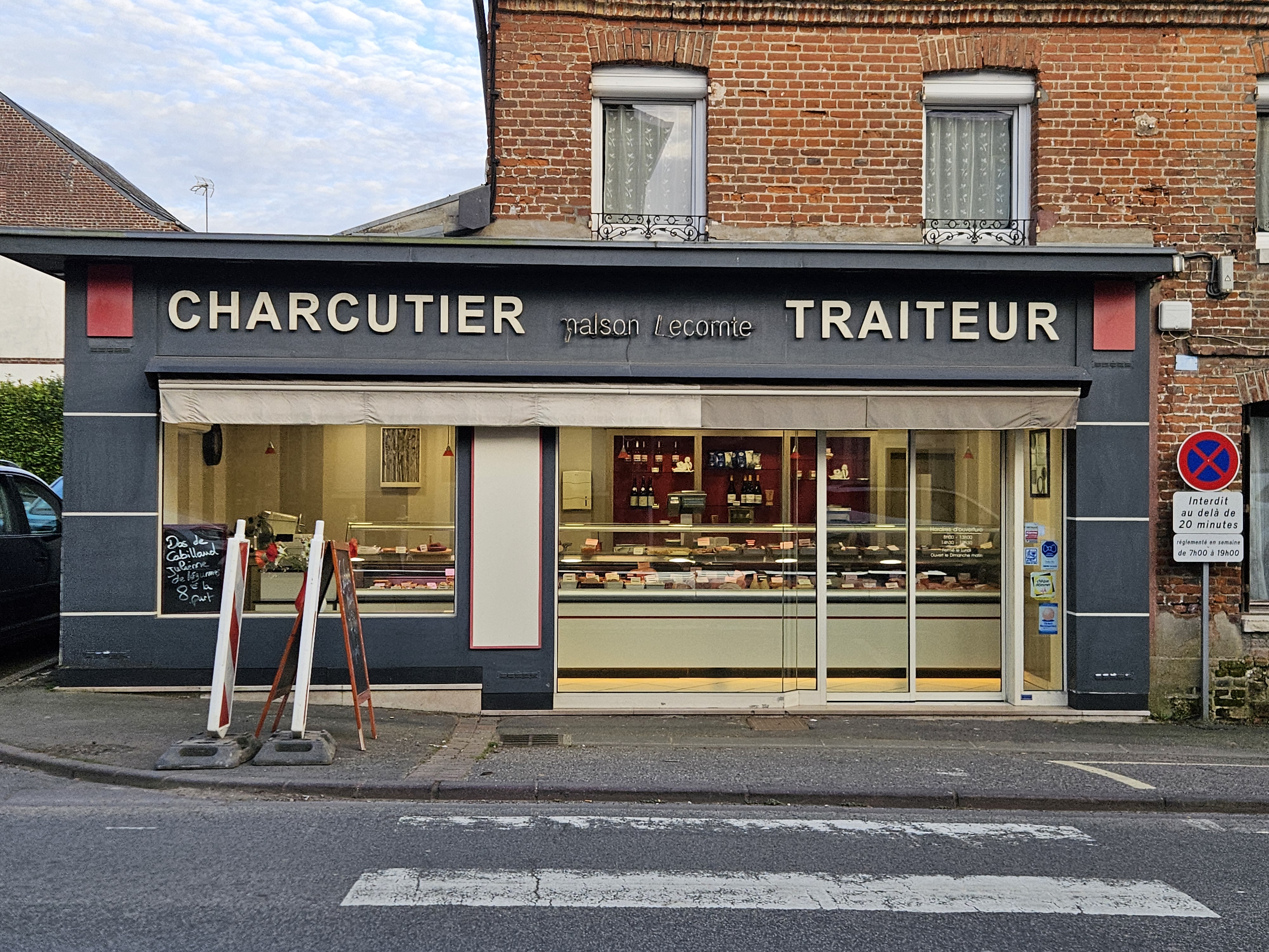 Fond de commerce a vendre. 
Charcuterie traiteur à vendre pour cause de départ à la retraite. 
Installer depuis 29 ans nous avons su fidélisé notre clientèle au fils des années, 

Le magasin dispose d'une superficie totale de 32m² et 55m² pour le laboratoire ainsi que des espaces  de stockage dans la cours et d'un camion frigorifique.

Équipement au laboratoire : 
Fours
Fourneaux 
Marmites 
Etc

Appartement avec bail commercial disposant d'une cuisine aménagée , un séjour et 2 chambres d'un loyer de 680€ par mois