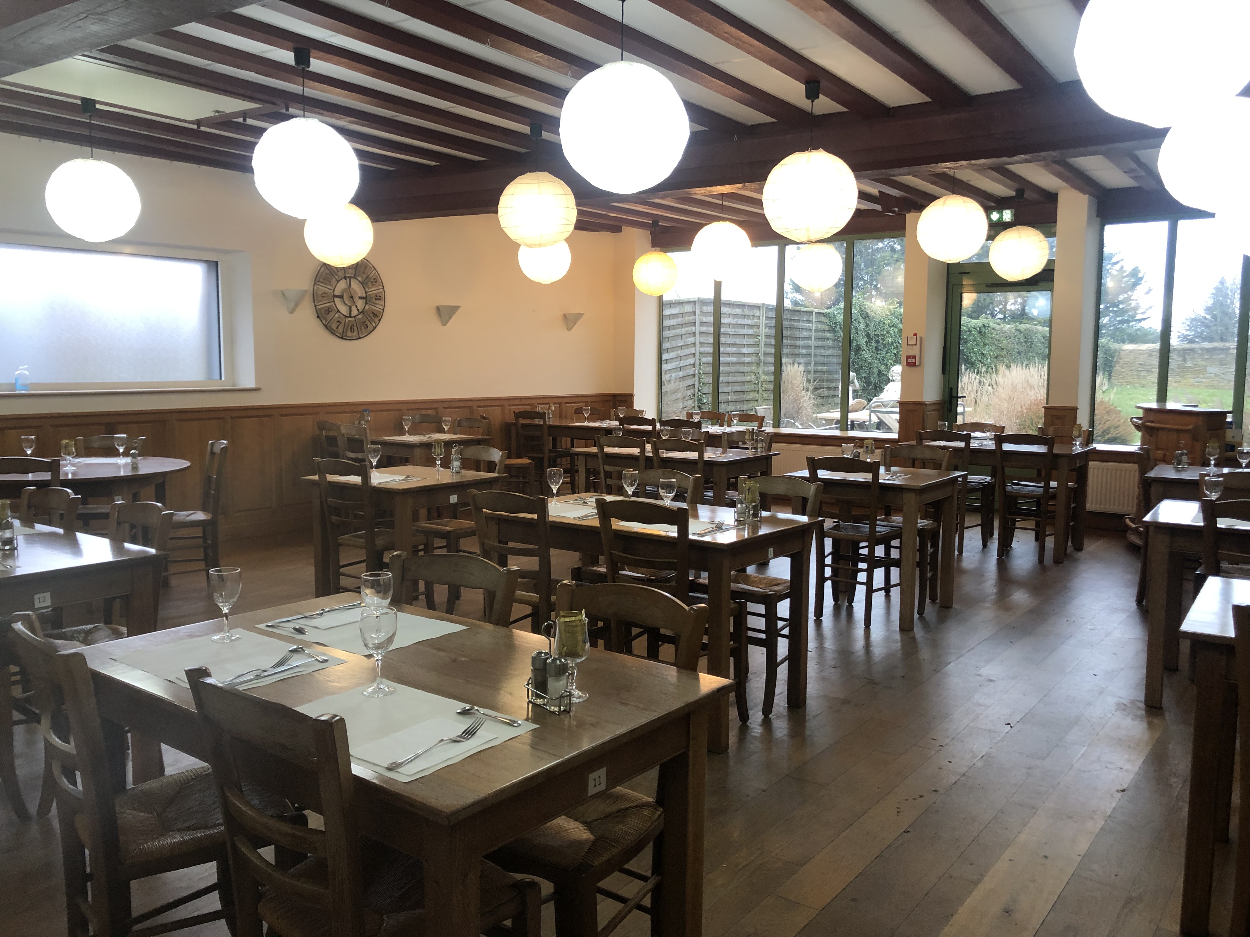 Propriétaire des murs et d’un fonds de commerce multiservices de proximité, Bar (avec licence IV), Tabac (avec licence), Restaurant et Épicerie, la commune de Mellé souhaite confier l’exploitation de celui-ci à un professionnel et lance ainsi un appel à candidature pour l’exploitation en location-gérance du fonds de commerce. Mellé est une commune bretonne située au nord du département d’Ille-et-Vilaine, dans le Pays de Fougères. Sa superficie est de 15,5 Km² pour une population actuelle de 651 habitants. Elle dépend de Fougères Agglomération. 
La commune offre de nombreux services, tant à ses habitants qu’aux usagers en transit : fibre optique, parkings pour voitures et aire de camping-cars, médiathèque, espace coworking, salle polyvalente, circuit de randonnée, gîtes, jeux pour enfants.
La commune compte également 11 associations, des entreprises et artisans.
Renseignements et retraits du dossier : 02.99.98.03.20 ou contact@melle.bzh