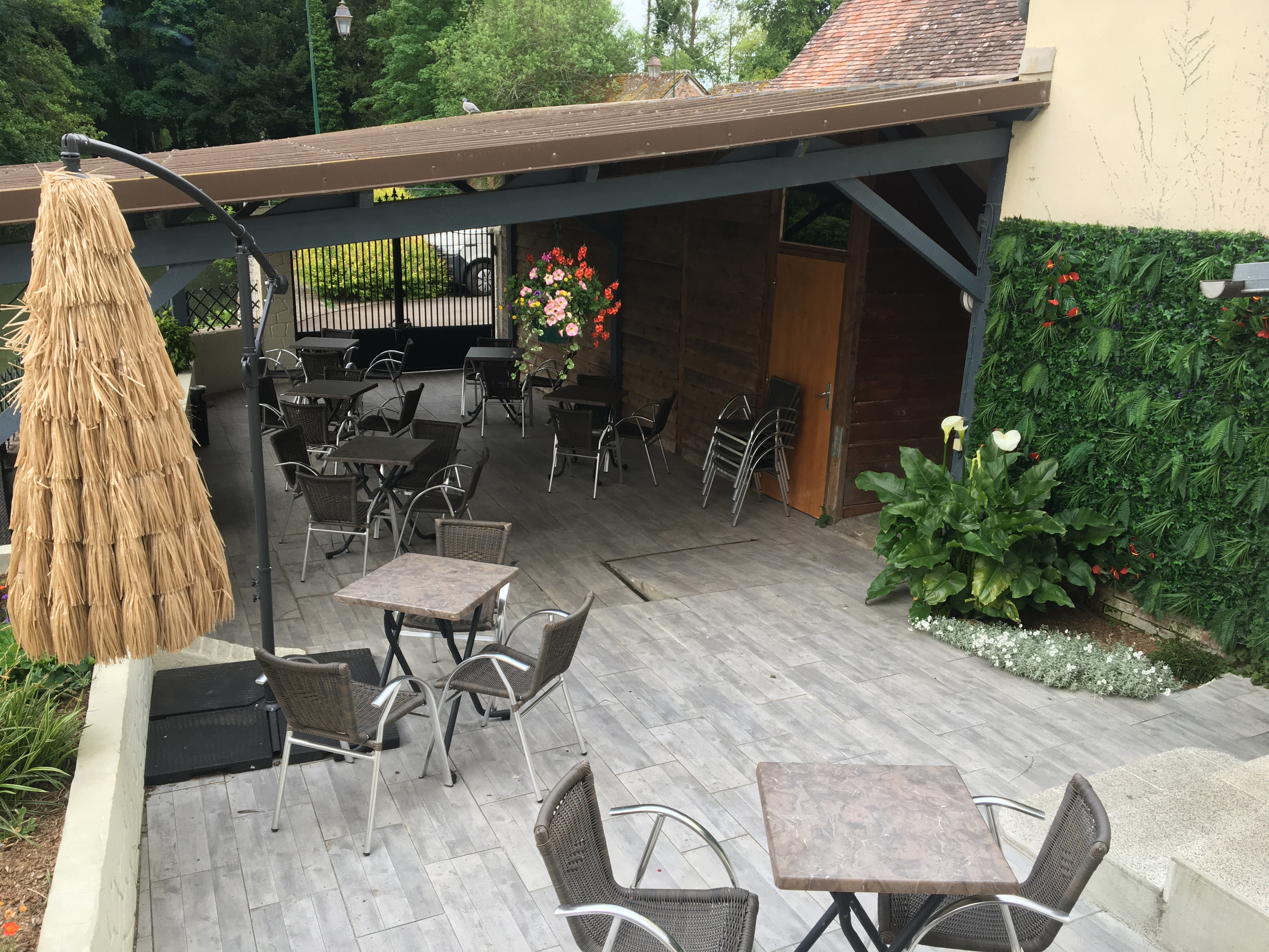 Cause santé 

Vend bar tabac pmu fdj amigo 
Affaire idéale pour un couple 
Le bar à été refait entièrement il y a deux ans 
Agencement neuf 
Aucun frais à prévoir 
Idéalement placé parking à côté 
Magnifique terrasse 
Très belle appartement inclus 
Très bonne rentabilité .
Chiffres et renseignements sur rendez-vous avec vos coordonnées téléphoniques et justificatifs d’apport merci.