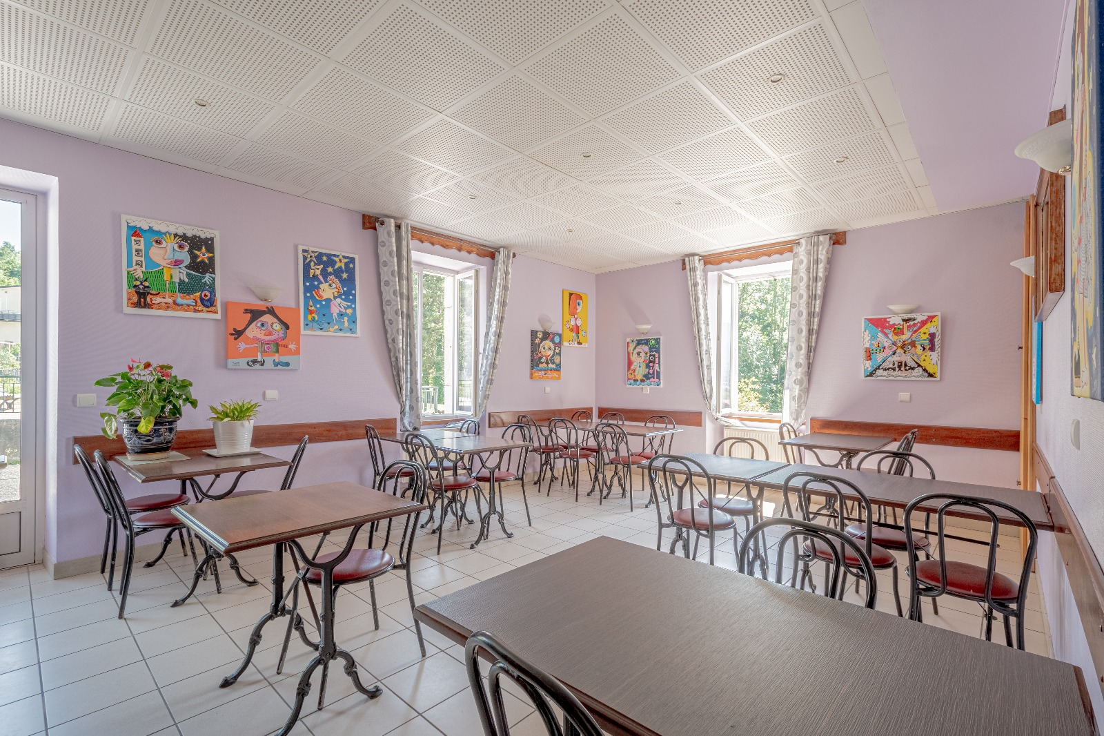 Description

Cause retraite, vente d'un fonds de commerce dans un charmant village situé à 30minutes d'Annecy et de Genève.
Deux salles de restaurant 25 et 35 places d'une belle terrasse et d'un parking.
Location à la Mairie avec logement sur place facultatif.

Capacité d'accueil : 60 couverts intérieur / 30 couverts en terrasse
Surface logement : environ 85m2 

Les points forts :
Licence IV permettant une activité bar / Très beau cadre de travail / Clientèle locale toute l'année et touristique en saison / Outil de travail fonctionnel 

Une affaire idéale à tenir à 2 (couple ou associés) 
Plus de photos sur demande !