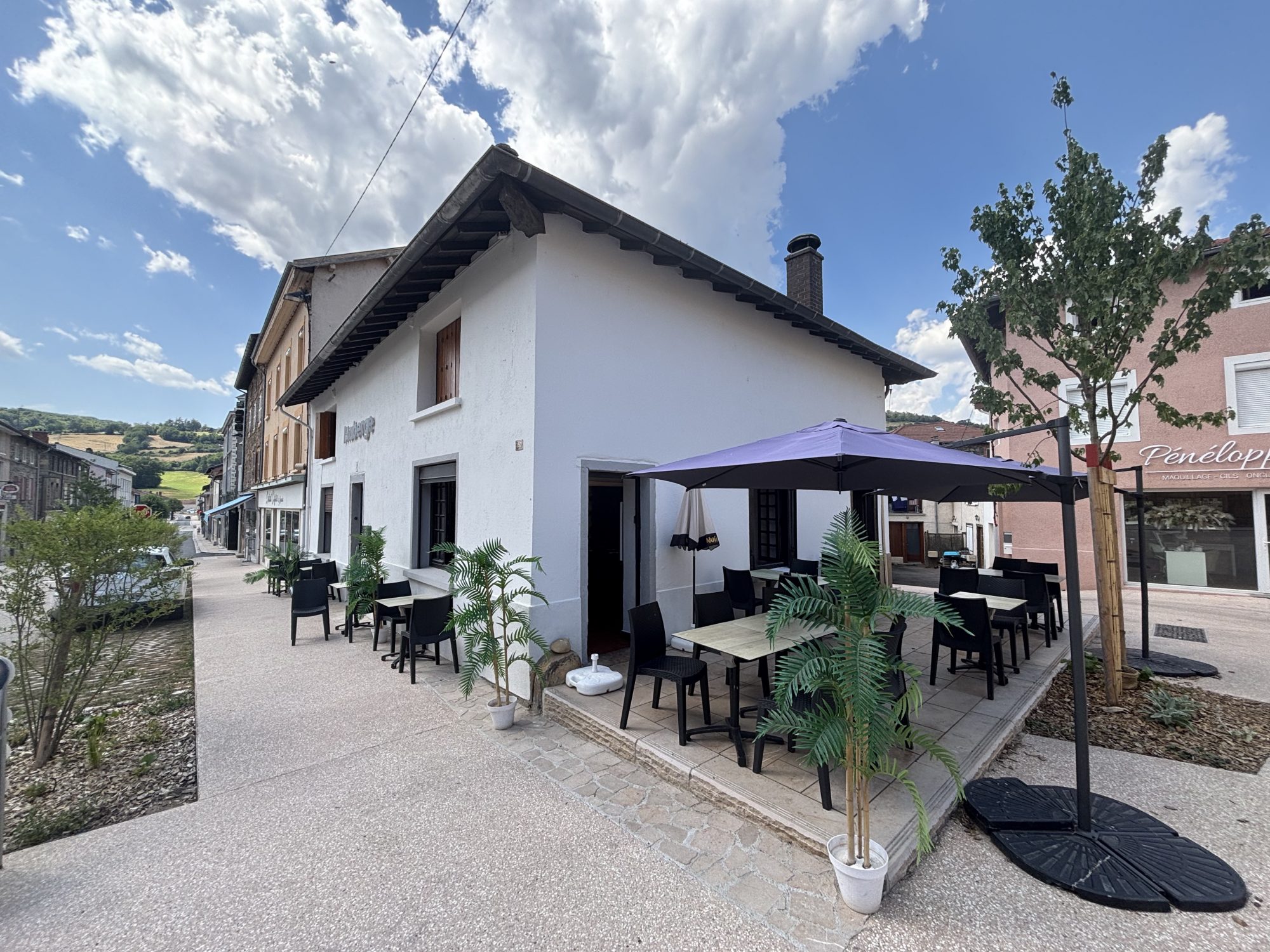 À vendre : Fonds de commerce – Bar-Restaurant
Au cœur du centre bourg de Ste Foy l’Argentière, emplacement stratégique en zone à fort passage.
Surface et capacité :
Environ 57m², avec 50 couverts en salle et 40 m2 terrasse, espace privatif à l’étage de 83m2.
Annexes:
Cave, remises, parking, abri voiture dans cour privée.
Équipements et aménagements :
Cuisine professionnelle (four à pizza, piano, extraction, TV gd écran), matériel entretenu, mobilier en excellent état, conforme aux normes hygiène/ERP
 
Licence/autorisation : Licence 4 incluse. Terrasse autorisée. Bail commercial transférable

Thierry  LOISON Bel Immobilier 06 33 87 99 75 – Mail : tl@belimmobilier.net