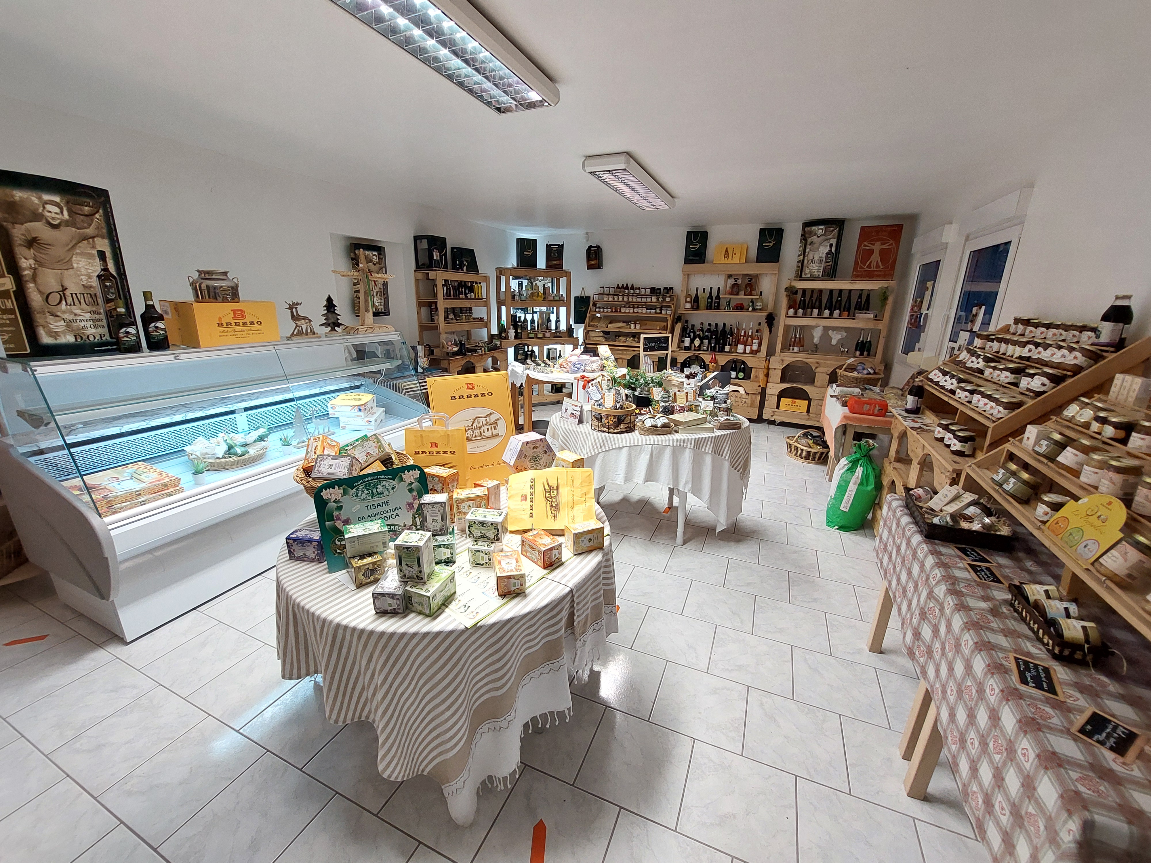 ✨ Fonds de commerce - Épicerie fine italienne ✨

🍅 Un commerce plein de saveurs et d’opportunités !

Située dans l'un des villages reconnues parmi les plus beaux village de France.
Depuis plus de 15 ans, cette épicerie fine italienne régale une clientèle fidèle et exigeante grâce à des produits d’exception soigneusement sélectionnés.

📍 Les points forts :

15 ans d’activité avec une excellente réputation locale.
Située dans l'un des plus beaux villages de France
Une clientèle régulière et qualitative, en quête de saveurs authentiques.
Un local professionnel idéalement situé avec un potentiel d'exploitation encore à développer.
3 emplacements sur des marchés renommés pour booster votre visibilité et maximiser vos ventes !
🌟 Un potentiel immense :
Développez la vente en ligne, élargissez les gammes de produits ou proposez des animations autour de la gastronomie italienne.

💼 Prêt(e) à vous lancer ?
Ne manquez pas cette opportunité unique de reprendre une affaire clé en main, avec des bases solides et un fort potentiel de croissance.

📞 Contactez-nous vite pour plus d’informations .

À bientôt pour écrire une nouvelle page de votre vie.