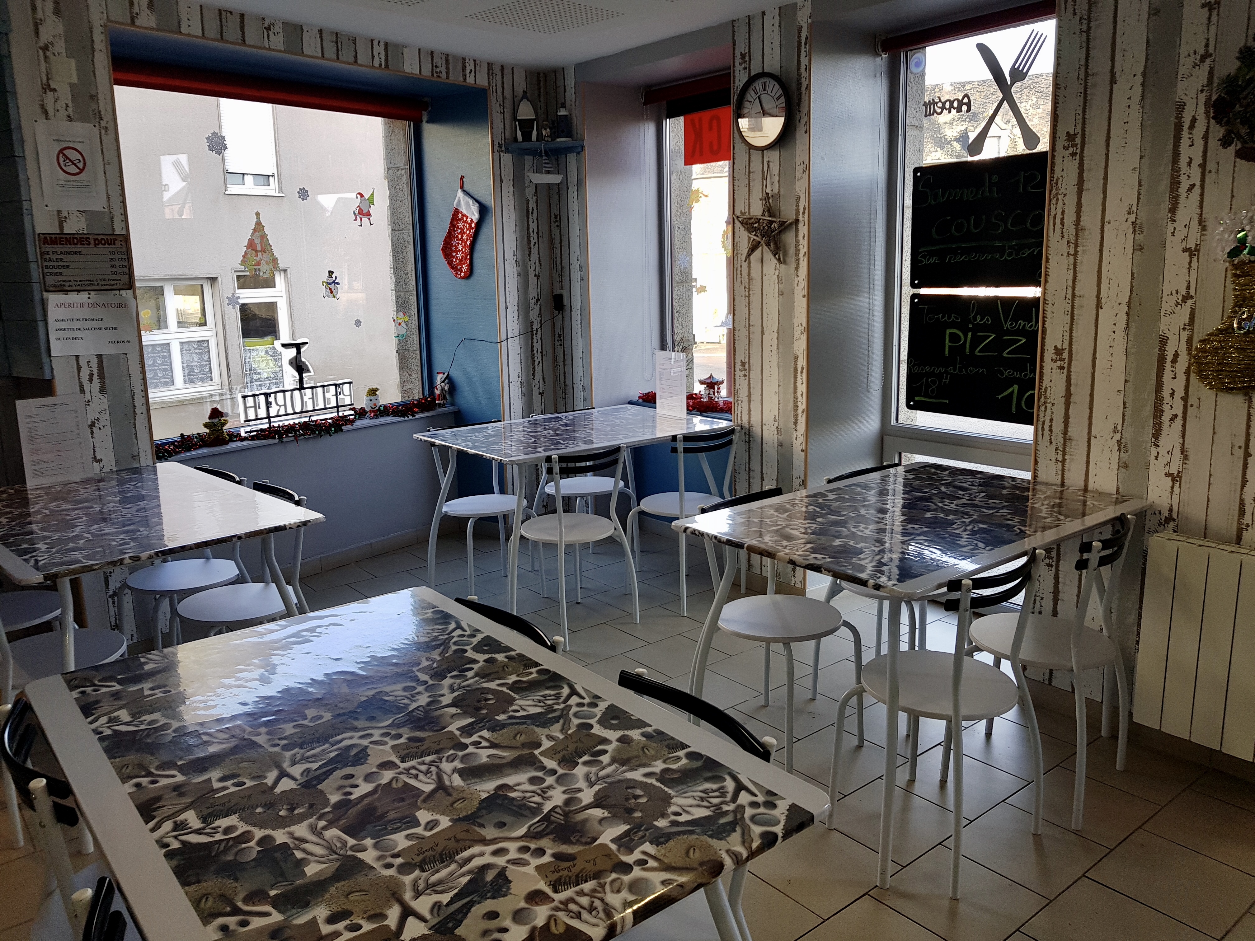 Comme tous les 5 ans, après avoir repris et remonté cette épicerie et bar, j’envisage d’aller dans une autre région pour faire la même chose et c’est pour cette raison que je mets en vente ce fond créé en 2020. 
Pour l’épicerie un rayon frais avec plusieurs vitrines : poisson, viande, charcuterie, crémerie … également rayon fruits et légumes, dépôt de pain, conserves, cave. Également relais chronopost colissimo et DPD, pizzas Augusto et plus encore. 
Et pour le bar, plusieurs tireuses à bière ( appartenant au fournisseur bar ) terrasse extérieur et intérieur idéal pour concerts, repas festifs … 
Grand logement avec 3 chambres, salon 
Fdc à vendre avec une grande partie du matériel nécessaire pour ouvrir 
Loyer raisonnable pour l’ensemble ( bâtiment municipal ) bail allant jusqu’en 2029