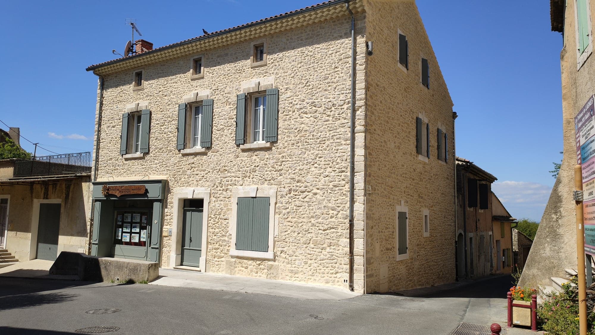 Depuis 2005, j'ai eu le plaisir de servir mes clients et de contribuer à de nombreux projets immobiliers. Aujourd'hui, je souhaite transmettre cette entreprise à une personne passionnée et désireuse de poursuivre cette belle aventure.
Cette décision fait suite à mon départ à la retraite prévu pour le 19 décembre 2025.
Je cède mon fonds de commerce, situé au 56, rue de la République à Lagnes, qui bénéficie d'un emplacement stratégique à fort passage dans le centre du village. 
L'activité principale de l'agence est la transaction et la location, sans la gestion. Il est important de noter que j'ai une forte demande en location saisonnière et en gestion, ce qui pourrait représenter une belle opportunité pour le futur repreneur. 
Pour toute information complémentaire, je vous invite à me contacter au 04 90 21 15 37 ou par email à contact@soleildeprovenceimmobilier.com 
J'espère trouver un repreneur motivé pour continuer cette belle histoire.