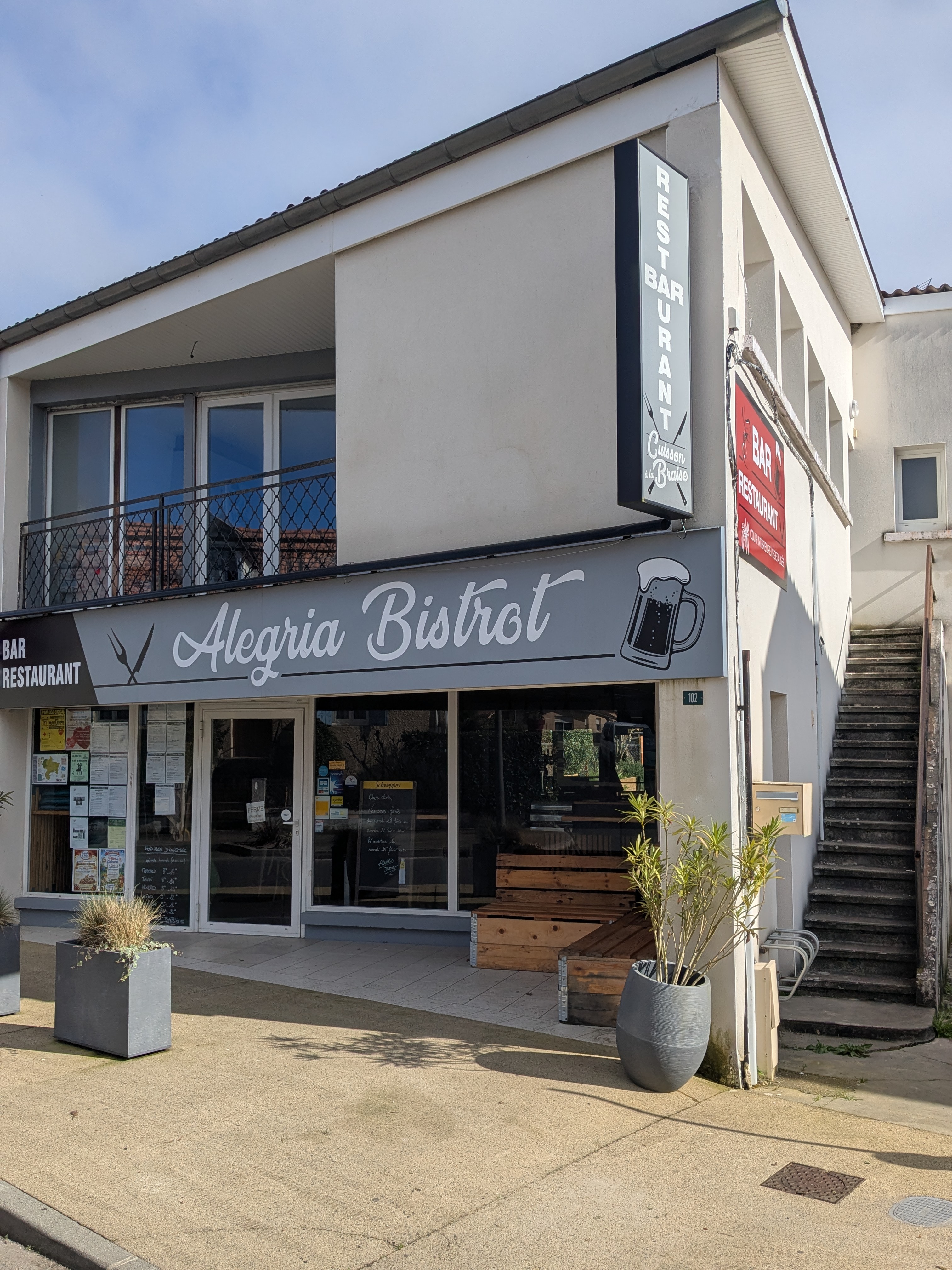 À vendre fonds de commerce bar restaurant à Gabarret, village situé dans les Landes avec 1280 habitants (1 école, 2 collèges, 1 lycée,..).
Idéal pour un changement de vie en habitant sur place dans un environnement sécuritaire, préservé et authentique.
Situé à quelques kilomètres du Lot-et-Garonne, de la Gironde et du Gers avec une station thermale à seulement 8 kilomètres.
Affaire clé en main, prête à travailler. 
Entièrement rénové en 2021, pas de travaux à prévoir. 

Le bar restaurant :
- 80 m², salle de restauration 
- 50 m², cuisine professionnelle, WC PMR, stockages,... 
- terrasse à l'avant donnant sur une rue principale
- grande terrasse à l'arrière dans une cour de 490 m² avec jardin paysagé
- dépendance de 30 m² avec chambre froide. 

Logement de 100 m² à l'étage avec entrée indépendante, composé d'une entrée, d'un séjour double avec balcon, une cuisine ouverte aménagée et équipée, de 2 chambres (avec possibilité de faire une 3ème chambre), d'une buanderie, d'une salle d'eau et d'un wc.

Ouverture toute l'année avec une clientèle locale et associative + entreprises +  tourisme + clientèle de la station thermale.

Dispositions commerciales :
Vente du bâtiment et du fonds de commerce. 
Bâtiment : 199 500€ (hors frais de notaire ou d'agence)
Licence IV 18000€ TTC (hors frais de notaire).
Fonds de commerce : 51 000€ TTC (hors stock et frais de notaire).
Pour plus de renseignements (chiffres d'affaires), photos supplémentaires,... nous contacter.