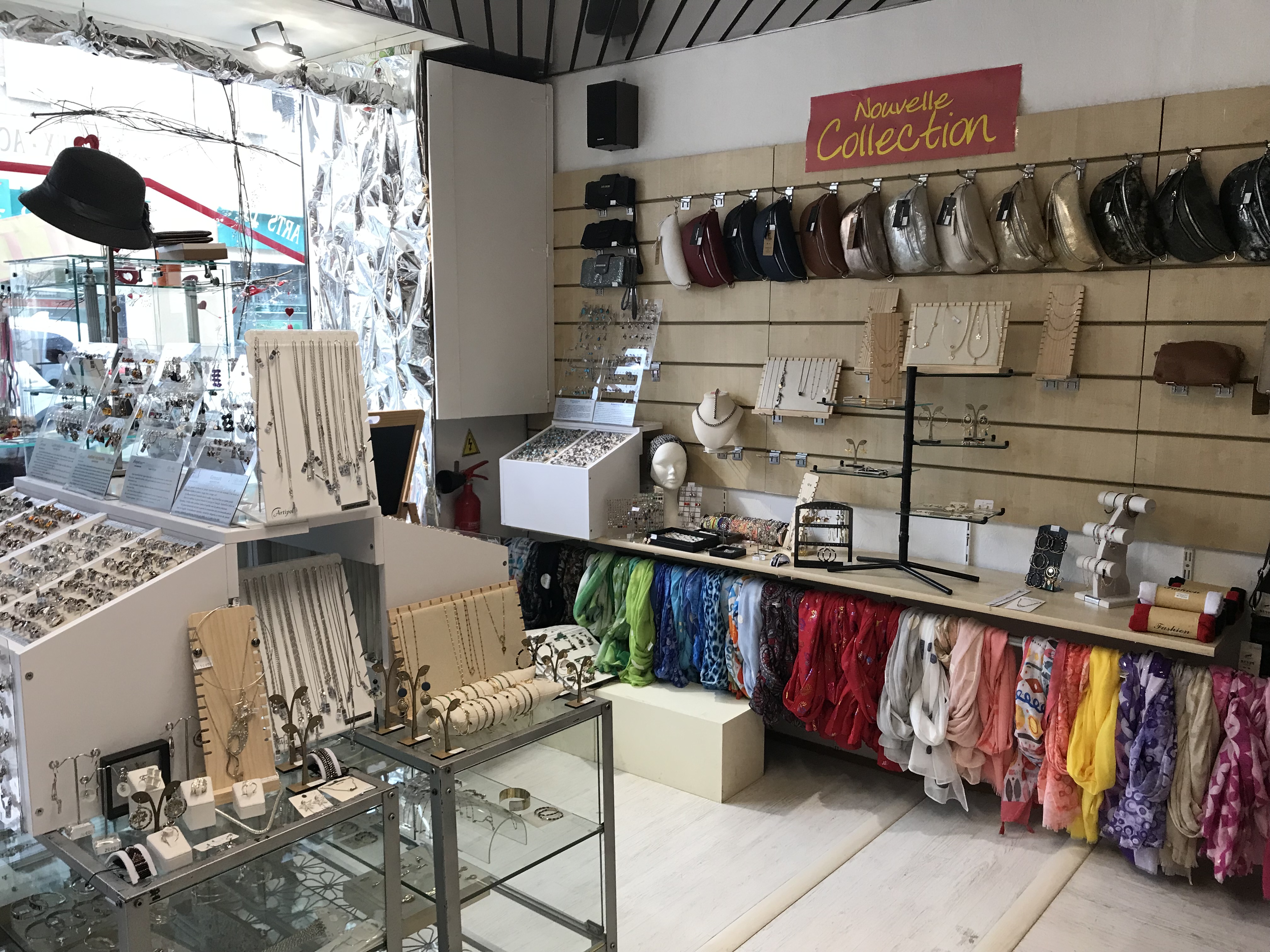 A saisir Fond de commerce de détail sur EVRON (53), Boutique "Plaisir et Joie d'Offrir" avec Point Relais « Pickup » : 
           - Art de la table (catalogue semestriel), déco,
           - Produits du Terroir (Producteurs locaux dont Monbana, et environ 25 producteurs), 
           - Bijoux Fantaisies, Accessoires et Maroquinerie,
           - Jouets en bois, 
- Points Relais : Pickup, Colissimo, qui génère du trafic dans la boutique car inscrite depuis 2 ans et maintenant opérationnelle depuis 1 an, super contente. 
           Cette boutique se situe au Cœur du centre ville avec parking de proximité, il comprend : 
          		- Fond de commerce, 
                        - Fichier clientèle importante et fidèle, 
                        - Matériel, 
                        - Son emplacement, 
                        - Sa renommé clientèle (reçu 2 trophées dont 1 CCI et par ma banque), 
                        - L'enseigne 
                        - Bail tous commerces sauf malodorant (restauration et bruyant (boite de nuit, bar de nuit), 
                        - Point Relais Pickup : Chronopost, Colissimo

Loyer 975 € TTC par mois pour une superficie de 100 m² avc coin wc et lababo 

Chiffre d'affaire maintenu et possibilité d'évolution pour celui ou celle qui veut développer durant la saison touristique de mai à sept. Installé depuis nov 2009, c'est une enseigne connue et j'effectue diverses animations au sein de la boutique ouverte du mardi au vendredi de 9h à 12h30 et de 13h30 à 19 h et le samedi matin de 9h à 12h30 et de 14h à 18h00. 

Installé depuis novembre 2009, Plaisir et Joie d’offrir est une enseigne connue. J’effectue diverses animations au sein de la boutique. Clientèle locale et touristique super sympa.

Boutique entièrement réaménagée, très fonctionnelle, plus lumineuse. La banne est neuve. Etage non exploité pour l’instant.

Son prix net vendeur est de 69550€. Ce montant a été calculé en fonction du barème d'évaluation des fonds de commerce par rapport au chiffre d'affaire des 3 dernières années avant Covid au plus juste pour l'acquéreur effectué par ma comptable et un expert spécialisé dans la vente de fond de commerce. Viendra ensuite le stock au prix d'achat HT + TVA après avoir fait une liquidation de stock pour changement de propriétaire si la personne le souhaite et l'inventaire ensemble. 
Les murs de ce font peuvent être vendus.

Cause départ : J'arrive en fin de carrière professionnelle avant la retraite. Je souhaiterai lever le pied pour finir ma carrière. Retransmettre mon savoir faire serait avec plaisir à une plus jeune personne, Il faut qu'e'lle soit dynamique et souriante.

Je me tiens à votre disposition pour tous renseignements complémentaires. 
Si votre coup de cœur se confirme, venez me voir à la boutique situé au 16 rue de la Fontaine à Evron. Toute offre sera étudié dans la limite du raisonnable. 

Patricia