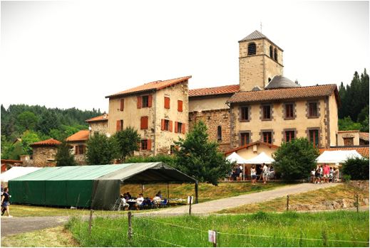 La commune de Saint Vert (109 habitants - 710 m d’altitude) recherche un exploitant pour début d’année 2025 pour son bar restaurant situé au cœur du village.
L’établissement est situé en Auvergne, en Haute-Loire, à 30 mn de l’A75, à 20 mn de la Chaise Dieu, à 25 mn de Brioude et offre du potentiel pour un couple désireux de développer une affaire en milieu rural. Le lieu est fréquenté (exploitants forestiers, BTP, randonneurs, motos…). Un tissu riche de PME industrie, artisanat, commerces et services est présent sur l’ensemble du territoire. 
L’affaire est dotée d’une licence IV. Le restaurant de 40 couverts dispose de 2 terrasses (40m² chacune), et propose une cuisine familiale à une clientèle locale et touristique en saison estivale. Possibilité de proposer des soirées à thèmes, des banquets, des repas ouvriers et des repas à emporter. 
L’établissement est aux normes hygiène, sécurité, PMR. La salle du restaurant est spacieuse. La cuisine est équipée (lave-vaisselle, frigo, gazinière, chambre froide).
Exploitation en couple possible, mais un revenu complémentaire pour le ou la conjoint(e) serait souhaitable. 
Un logement type F4 est attenant à l’affaire. 

Possibilité de donner à l’exploitant la gestion du gite rural communal (commercialisation, accueil, entretien) dont la mairie est propriétaire. Capacité de 10 couchages, gîte de France.  
Conditions de reprise :
Location : Commerce 252 € TTC mensuel - Logement : 350 € mensuel
Caution à verser à l’entrée dans les lieux : 1 525 €
Les candidatures seront examinées par la mairie sous condition de présentation d’un CV et d’une lettre descriptive du projet.
Contact mairie de Saint-Vert : Tél : 04 71 76 32 63 ou 06 82 46 23 90 - mail : mairie.saintvert@orange.fr
Contact Chambre de commerce et d’Industrie de Haute-Loire : tél : 04 71 50 88 01 - mail : n.bardakoff@hauteloire.cci.fr