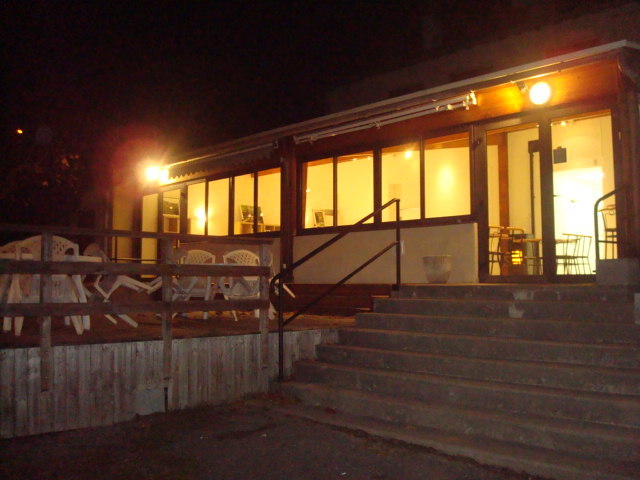 bar restaurant libre sans reprise de FDC. Loyer 600 € HT comprenant la licence IV
prévoir achat matériel
possibilité Multi Services
70 couverts en salle et 20 au bar
terrasse de 70 couverts
la commune vient de construire une annexe de 30 m2 en réserve et l'installation d'un sanitaire pour le personnel de service
les photos ci-contre sont celles de l'inauguration de 2018, elles démontrent le potentiel.
nous sommes une commune rurale, touristique de 168 h bordée par la Rivière Sioule en catégorie 1. Un camping privé ainsi que deux Sté de locations de canoës ,kayaks.