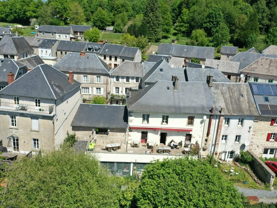 A 1h de Limoges, véritable lieu de vie dans le centre-bourg, de nombreux habitants s'y côtoient ainsi que les résidents secondaires.

Situé dans le centre-bourg avec tous les commerces de proximité et services (médecins, crèche, écoles), marché hebdomadaire, vie culturelle et sociale dense grâce à de nombreuses associations.
Du fait de sa proximité avec le lac de Vassivière, l'établissement peut compter sur un flux touristique important.

Ce commerce de proximité propose une restauration de type ouvrière et bistronomique en période estivale et accueille de façon régulière des repas de groupes. Potentiel de développement avec des activités complémentaires (FDJ, traiteur...) 1 bar avec comptoir, espace de vente de tabac. Cuisine équipée, salle de restaurant de 50 couverts, 1 terrasse agréable et ensoleillée à l'arrière du bâtiment permettant de doubler la capacité d'accueil. Parking à proximité, Licence IV, situé sur un axe passager.

CA> 350 000
Logement à l'étage

Fonds de commerce : 195 000€
Location du local commercial + logement : 500€