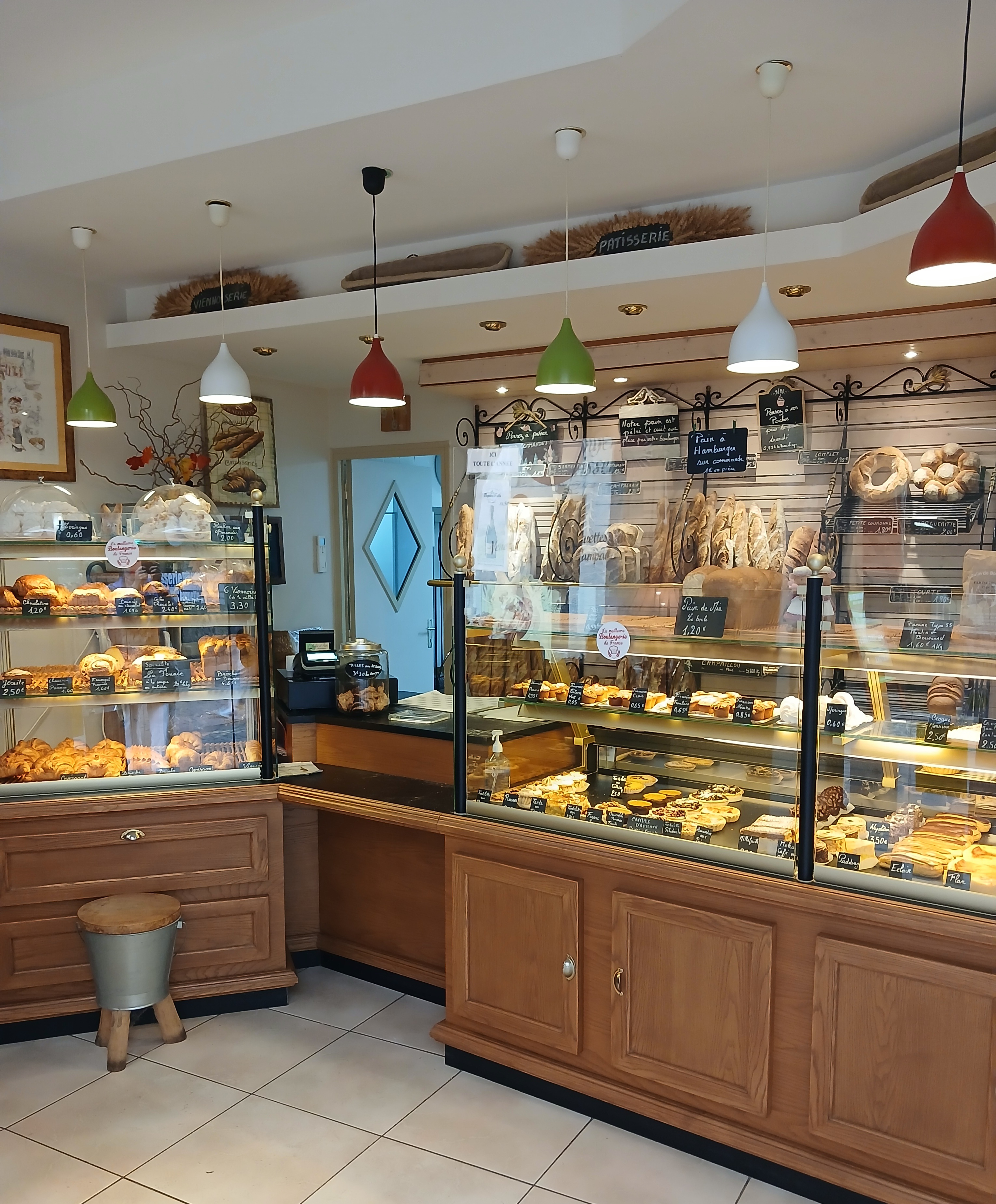 Située dans une charmante ville du Lot de 10000 habitants, notre boulangerie pâtisserie reprise en 2012 bénéficie d'un emplacement de premier choix au cœur d'une rue semi piétonne où résidents et visiteurs affluent tout au long de la journée.
Lieu où se mêle tourisme, culture et convivialité, ce commerce constitue une occasion rêvée pour une première installation ou autre.
Son local allie à la perfection fonctionnalité et esthétisme, disposant d'un espace de production moderne, équipé d'un matériel en excellent état puisque parfaitement entretenu, ainsi qu'une zone de vente accueillante et bien agencée.
Établissement en vente en vue de mon départ en retraite.