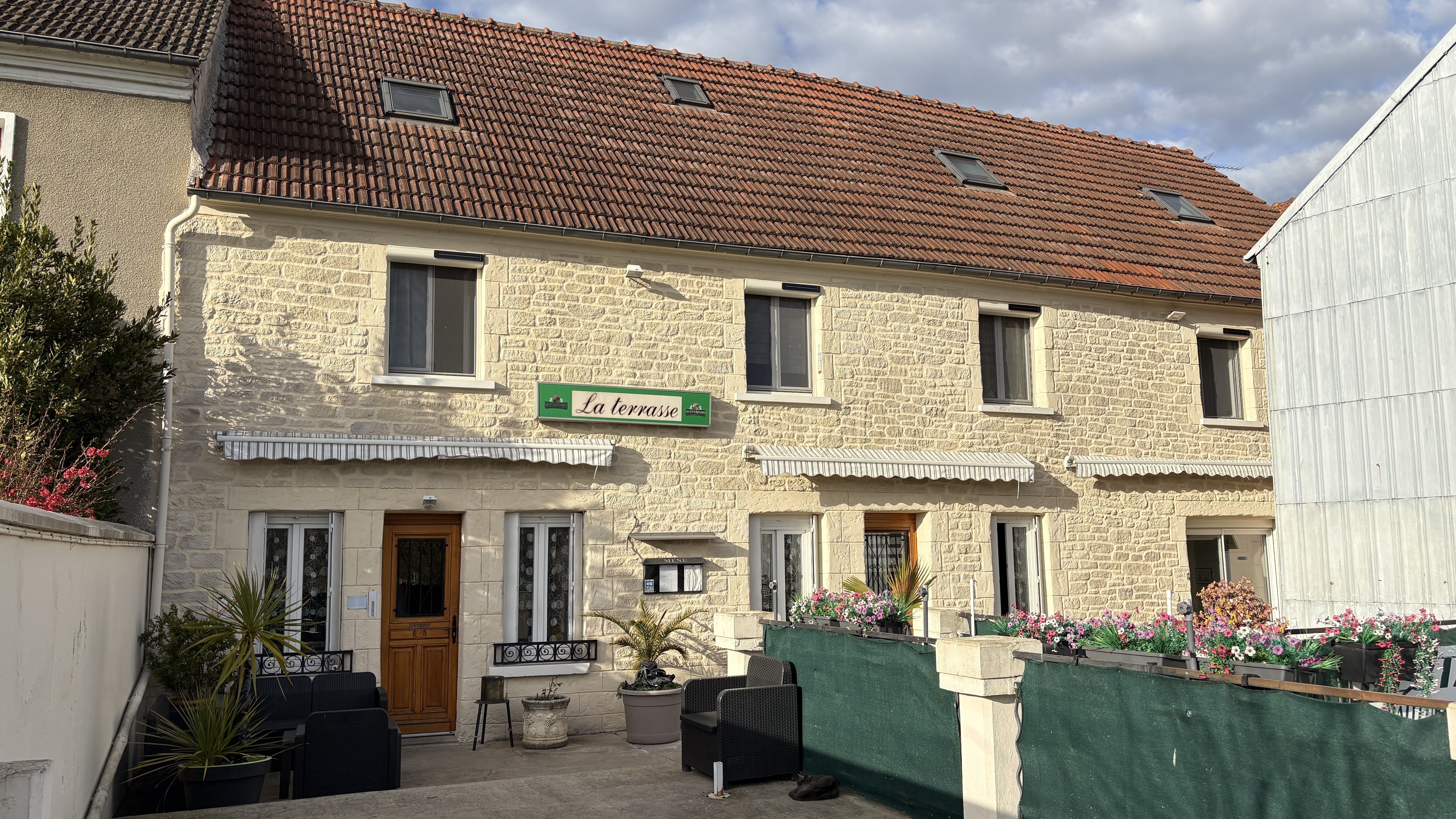 situé   a Saulchery   région  viticole  du  champagne
une cuisine traditionnelle  une clientèle fidèle depuis 25 ans
 cause de la vente        (   départ en retraite  )
donc nous recherchons un couple  passionné de cuisine  
une clientèle conviviale  a reprendre

cuisine parfaitement équipée
une activité   traiteur a suivre si est le désir 
possibilité d ouvrir les w k  

deux terrasses 
 une 15 m2
l autre  33 m2

parking privé grande cave 
garage

un appartement au dessus de 160 m2        (  inclus dans le bail    

n hésitez pas a nous contactez  mi septembre     cordialement