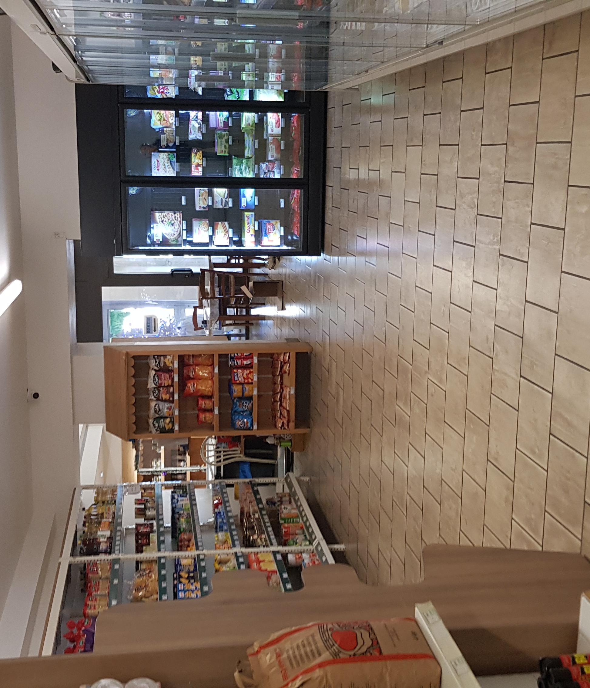 EPICERIE PRIMEUR FROMAGERIE CAVISTE SNACKING
Ce Commerce a une clientèle locale et touristique.
Situé au coeur du village avec parking juste en face.
Dispose d'un lieu de convivialité avec un coin café.
Commerce à reprendre idéalement pour un couple motivé et dynamique.
La surface de vente est de 150 m2 avec une zone de stockage attenant à la boutique et 2 chambres froides positives.
Fort potentiel de développement.
Loyer de 1700 €